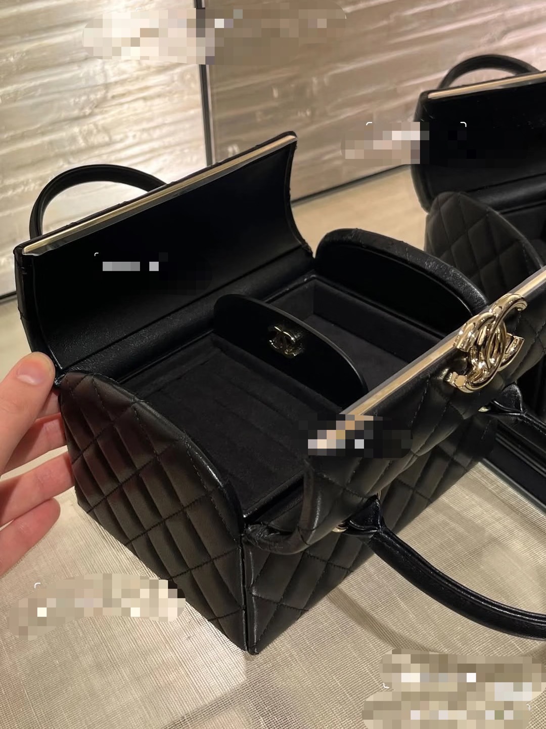 Chanel Basic Bag M-l-s