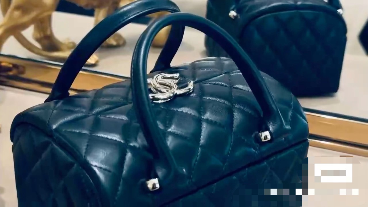 Chanel Basic Bag M-l-s