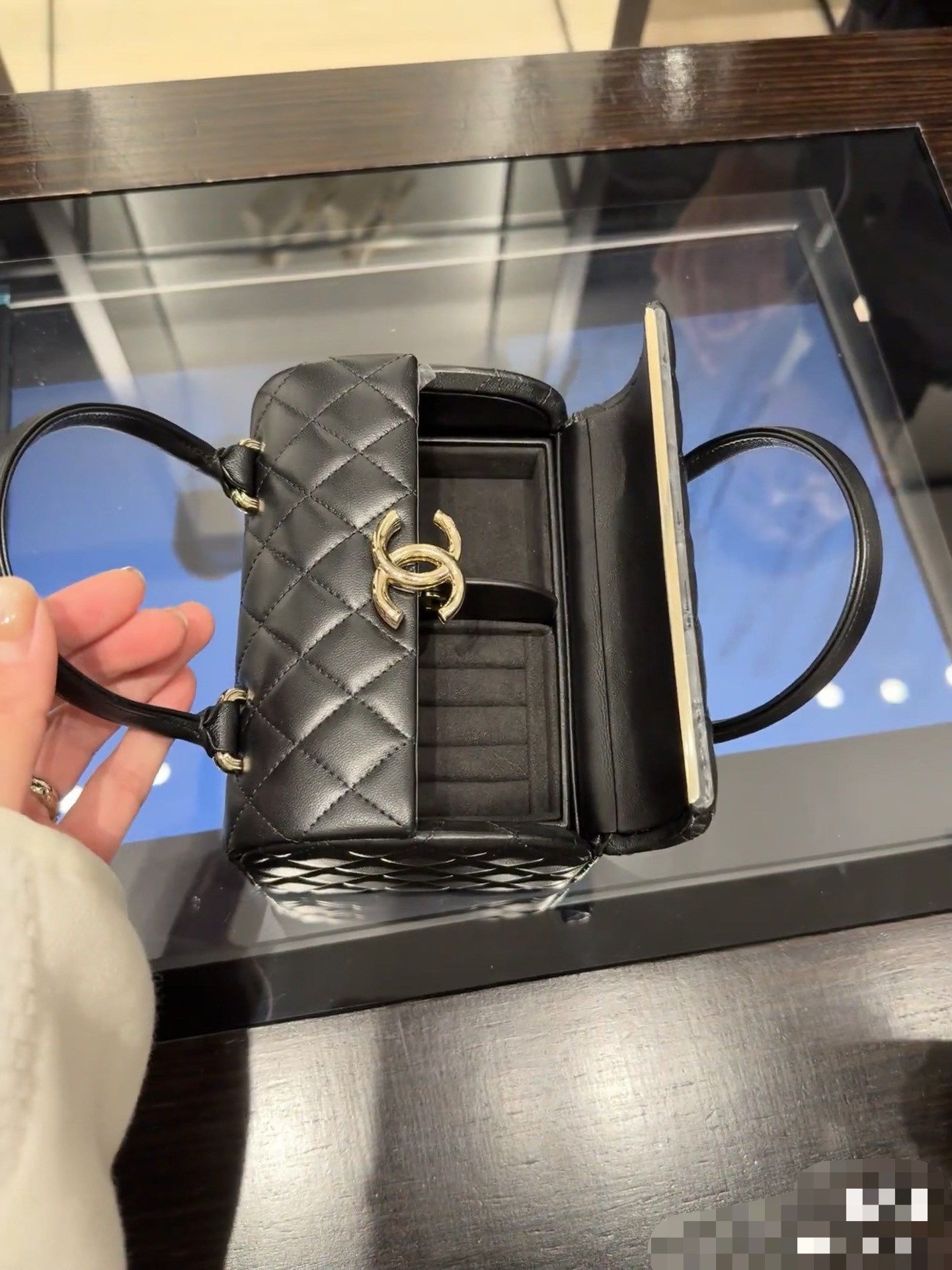 Chanel Basic Bag M-l-s
