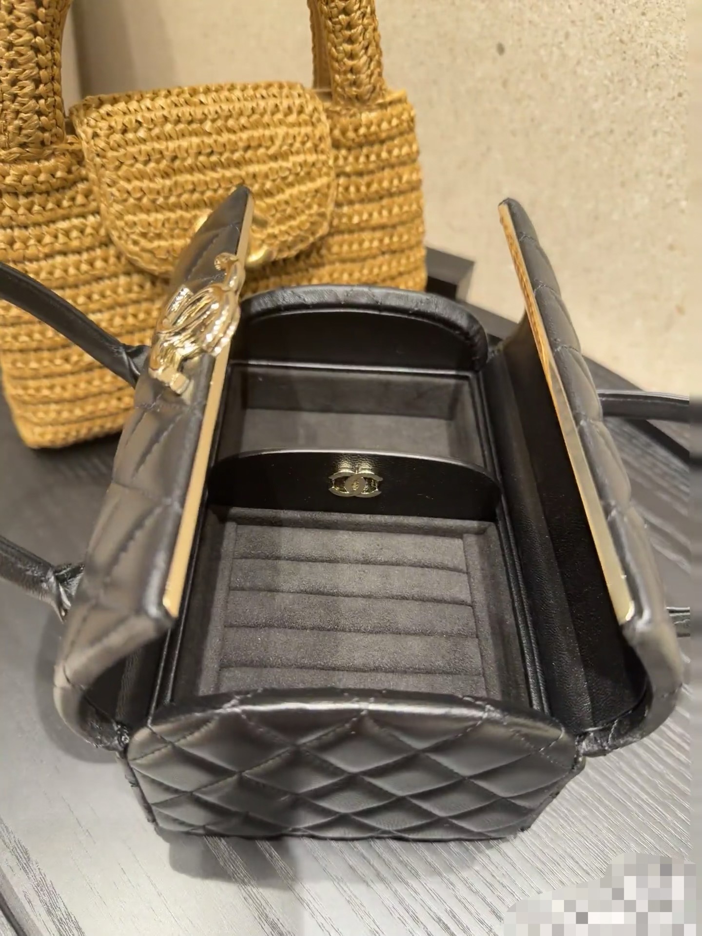 Chanel Basic Bag M-l-s