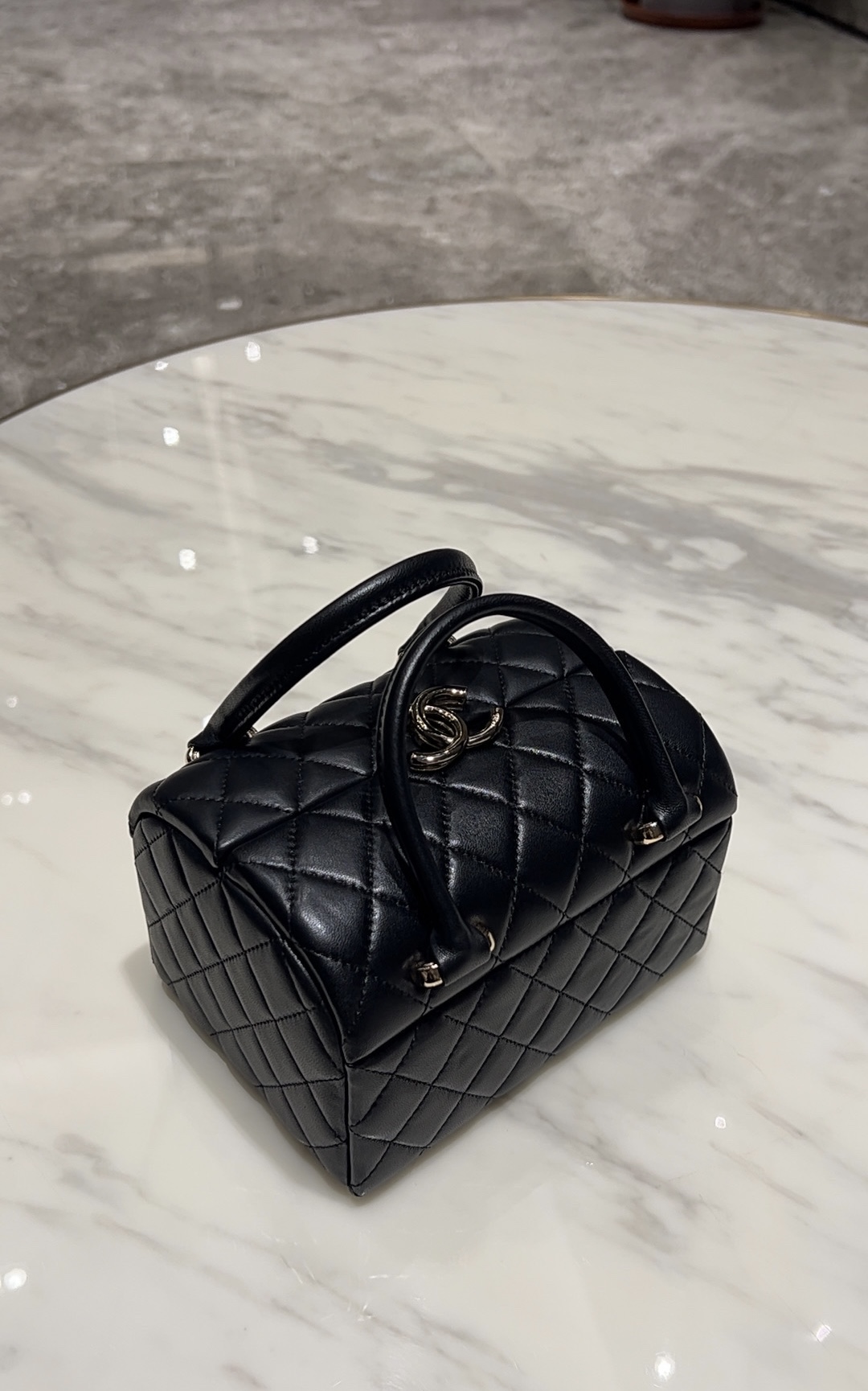 Chanel Basic Bag M-l-s