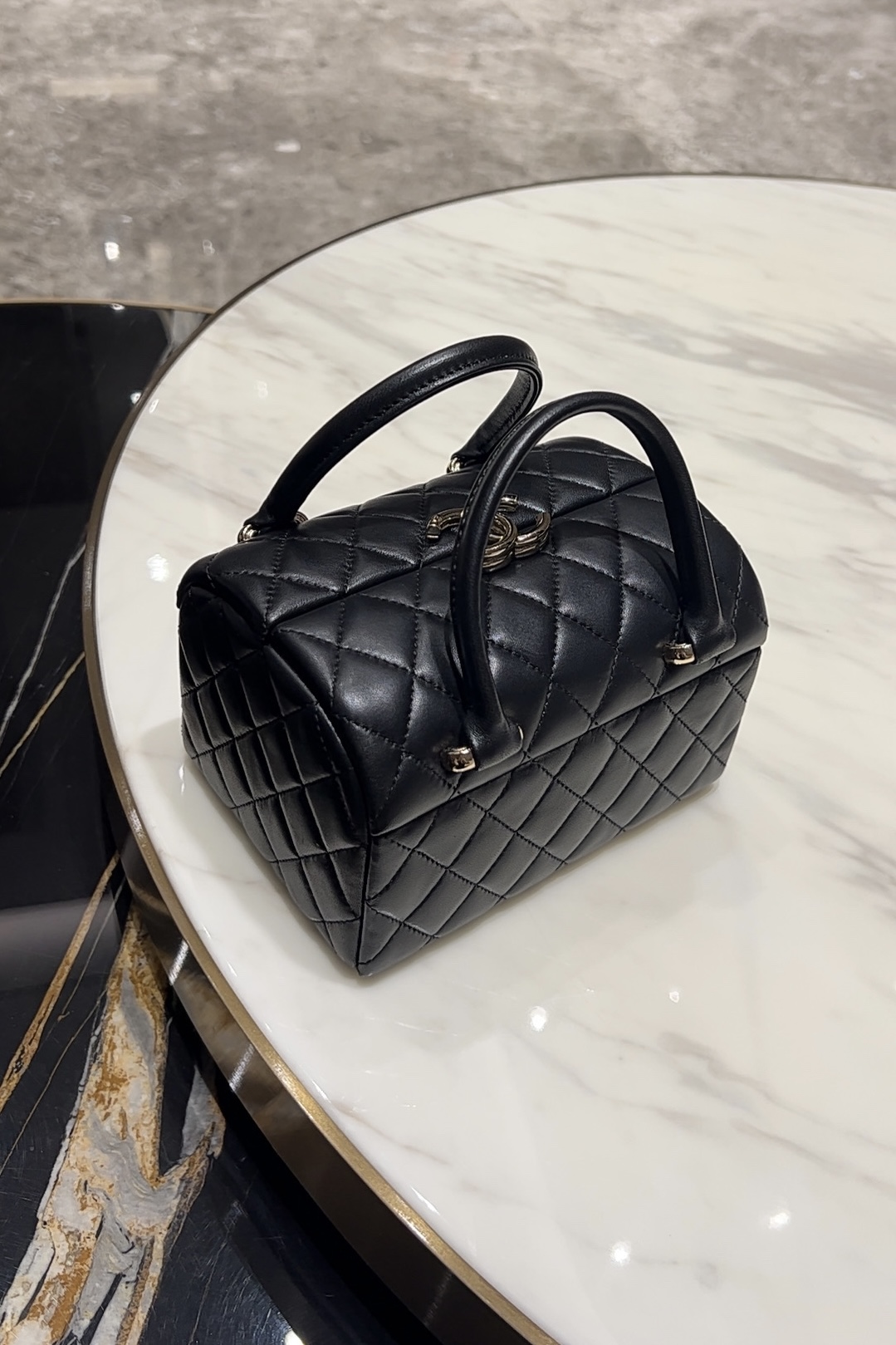 Chanel Basic Bag M-l-s