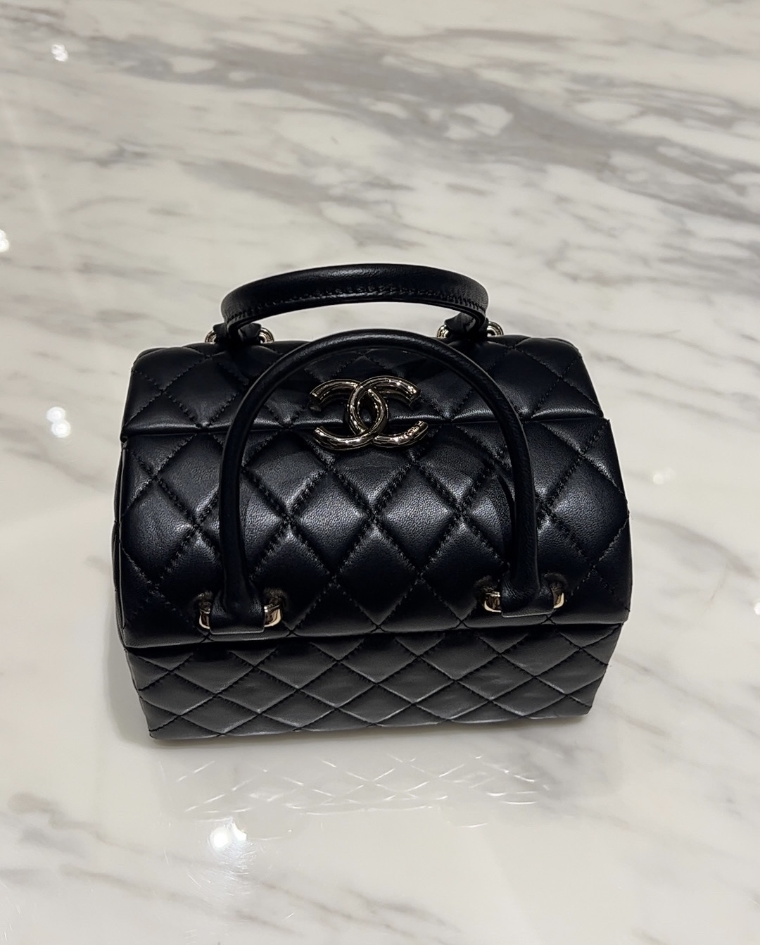 Chanel Basic Bag M-l-s