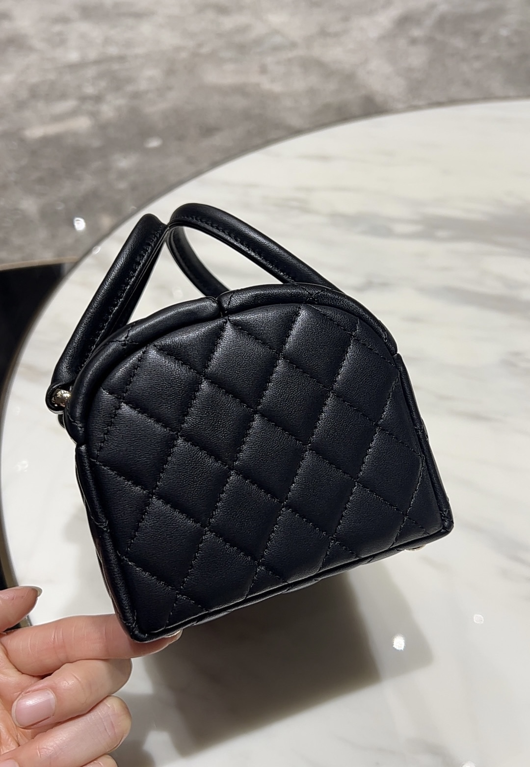 Chanel Basic Bag M-l-s