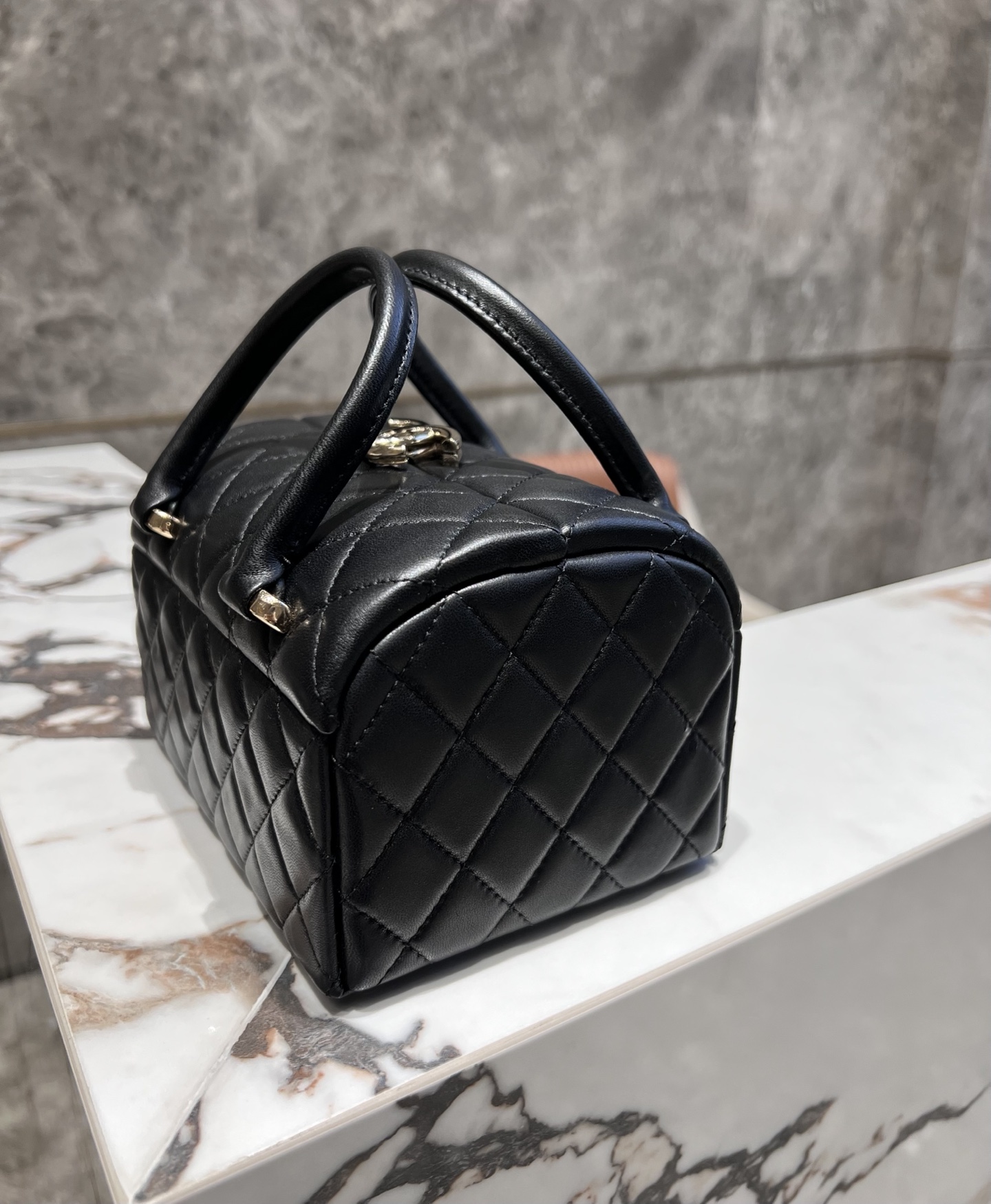 Chanel Basic Bag M-l-s