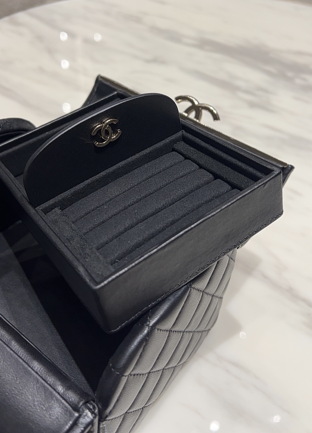 Chanel Basic Bag M-l-s