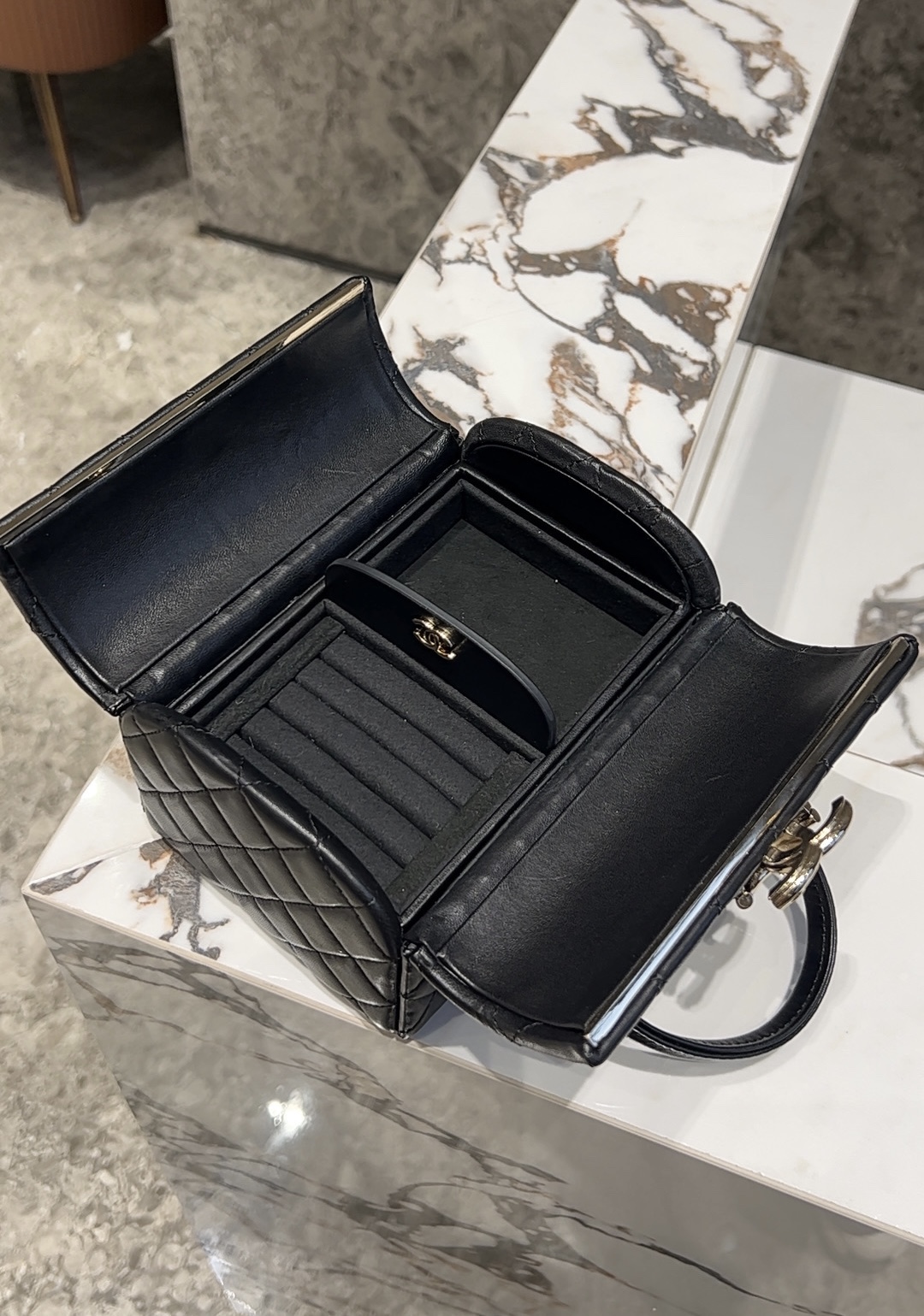 Chanel Basic Bag M-l-s