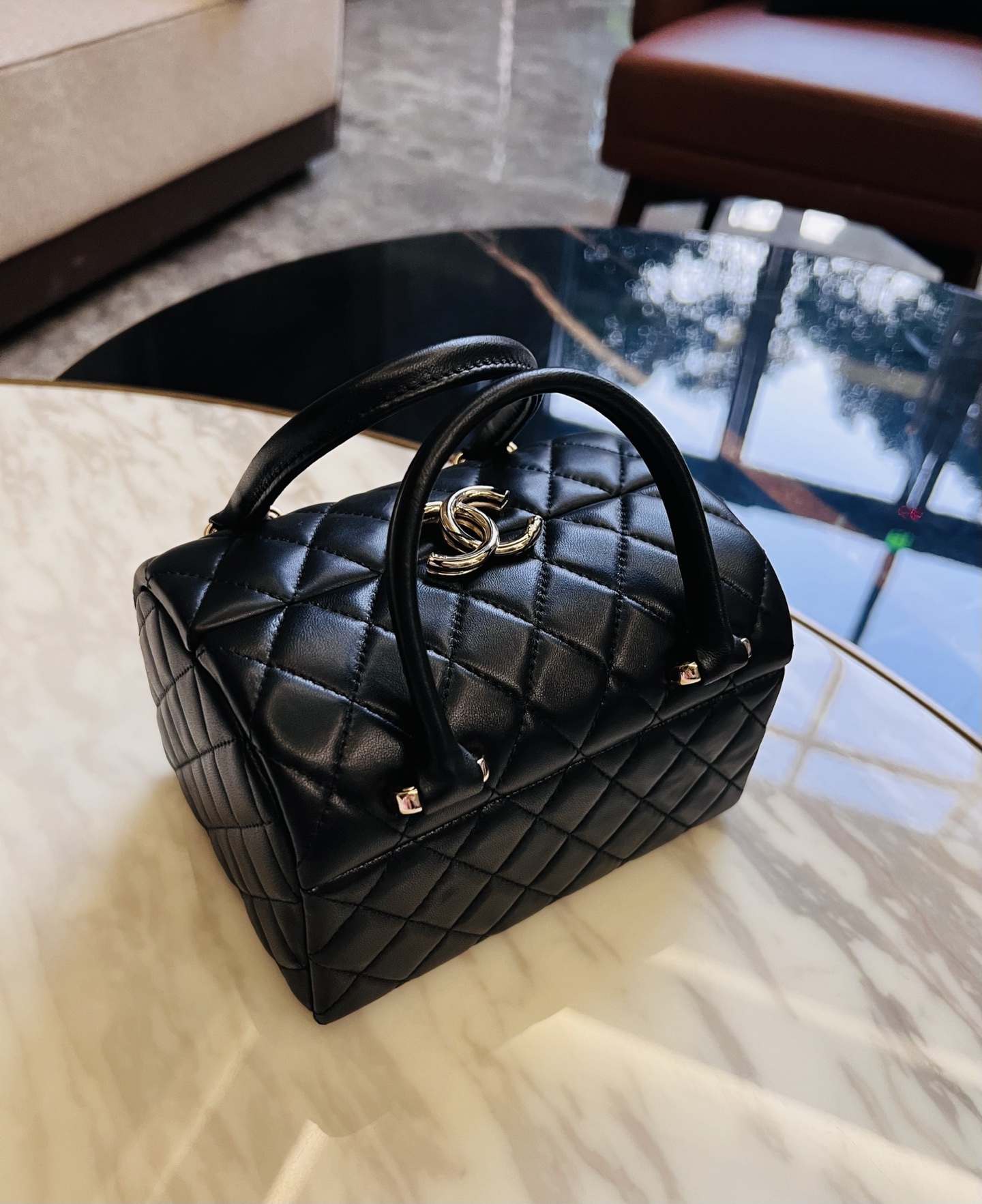 Chanel Basic Bag M-l-s