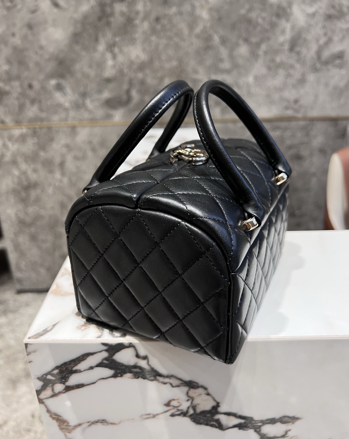 Chanel Basic Bag M-l-s