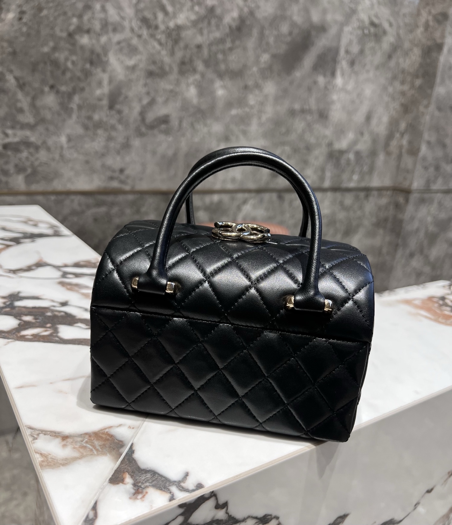 Chanel Basic Bag M-l-s