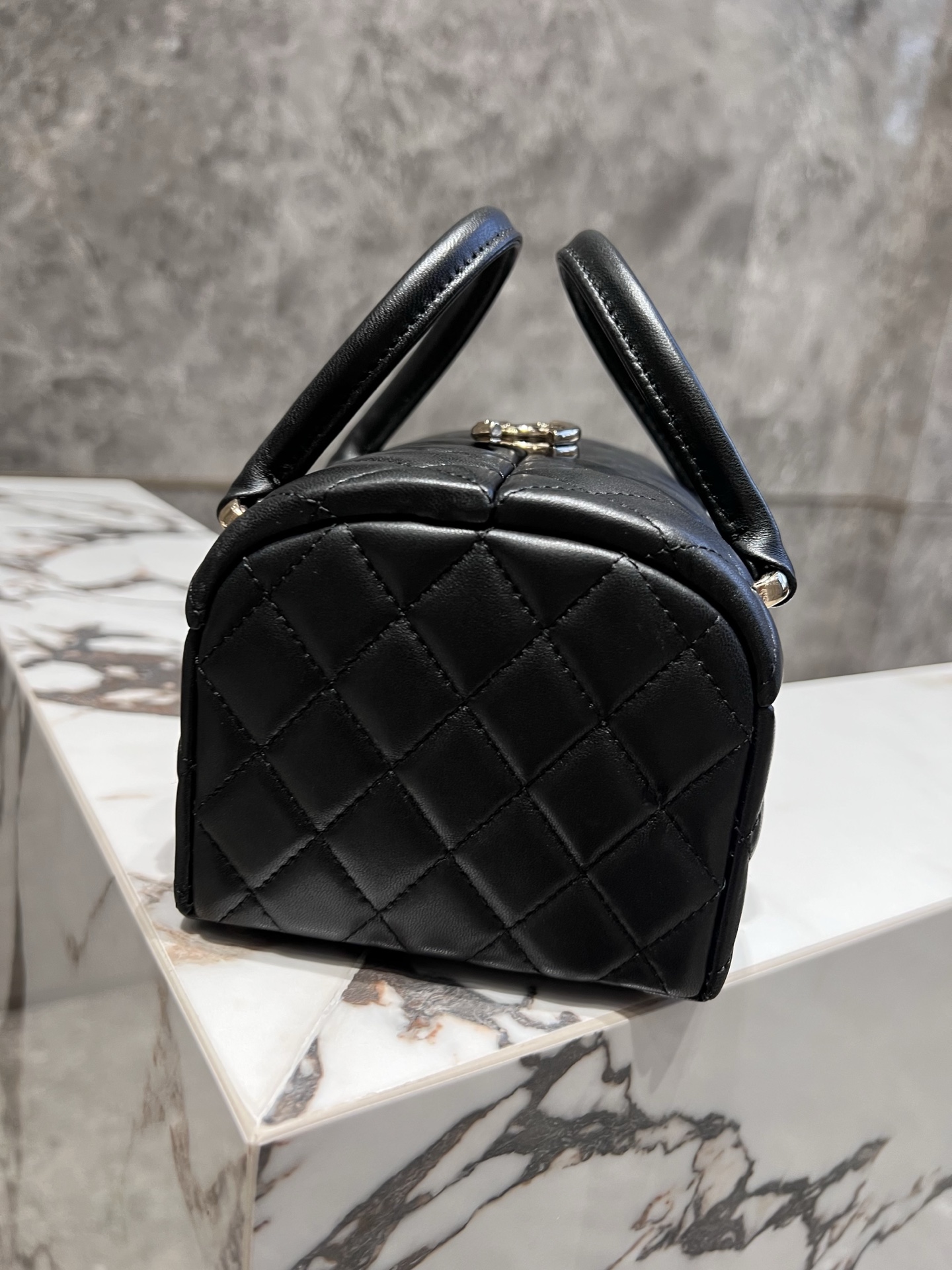 Chanel Basic Bag M-l-s
