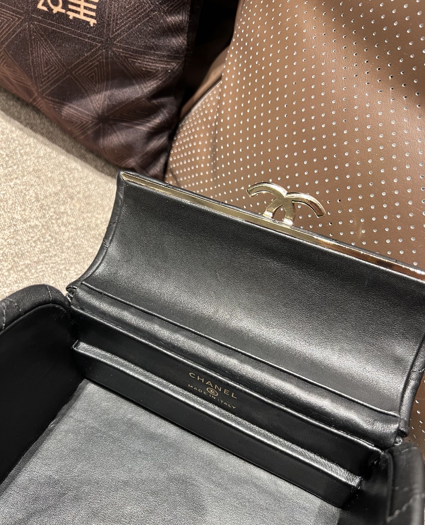 Chanel Basic Bag M-l-s