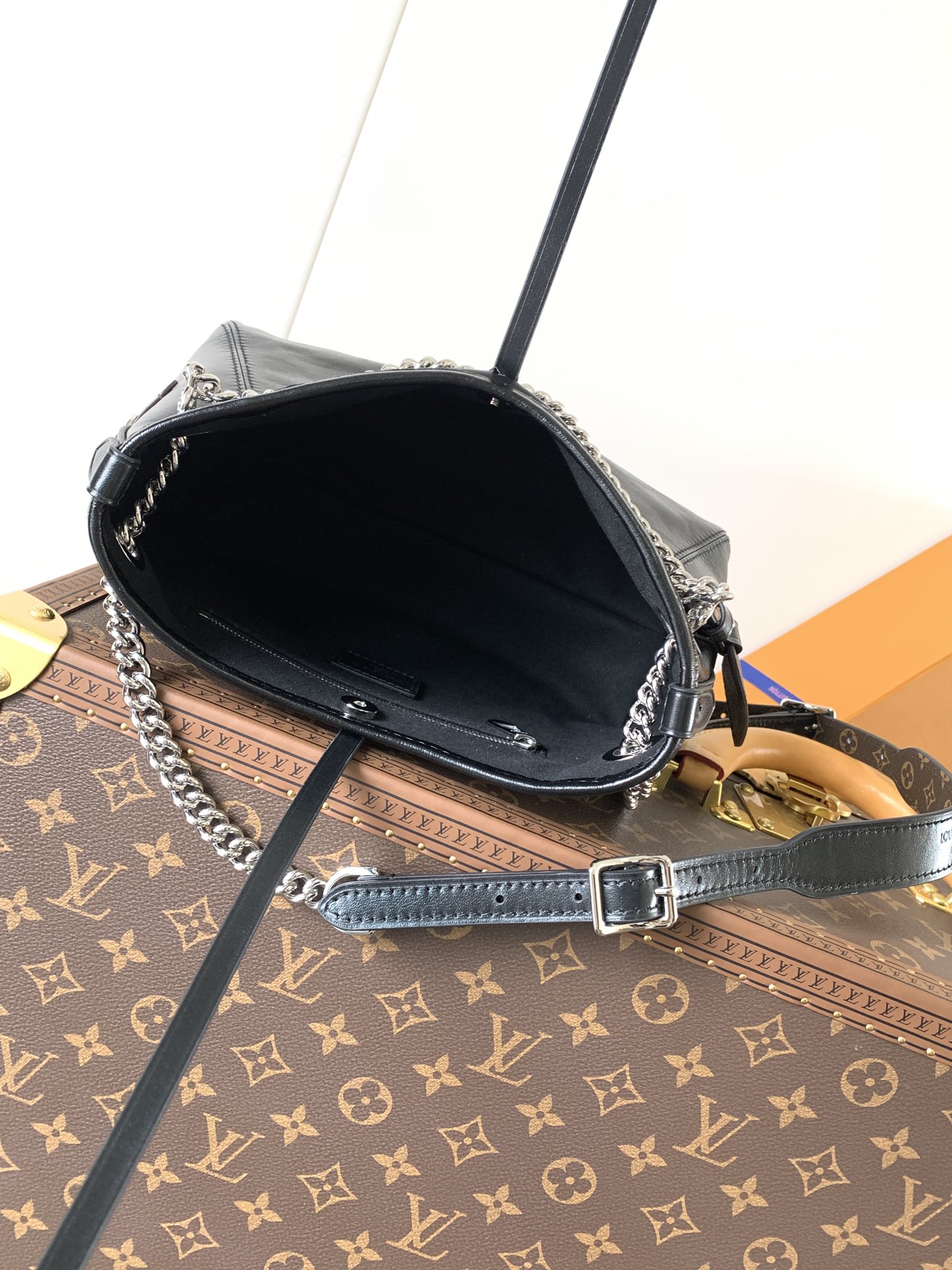 Louis Vuitton Basic Bag Cow Leather M-l