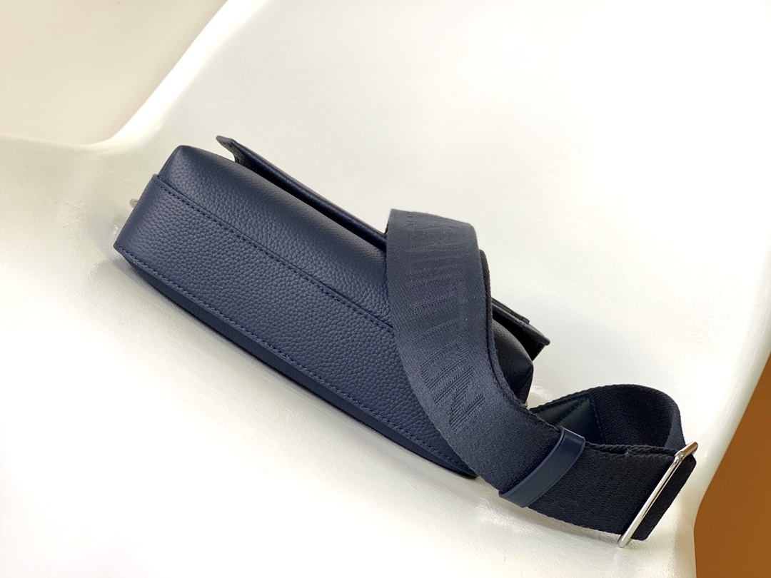 Louis Vuitton Messenger Bag Cow Leather Black M-l-s