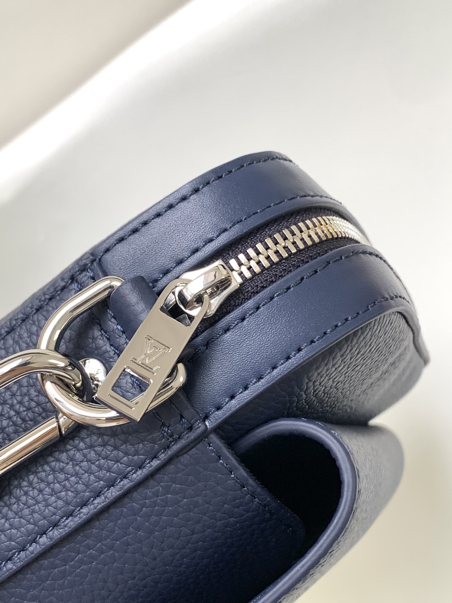 Louis Vuitton Messenger Bag Cow Leather Black M-l-s