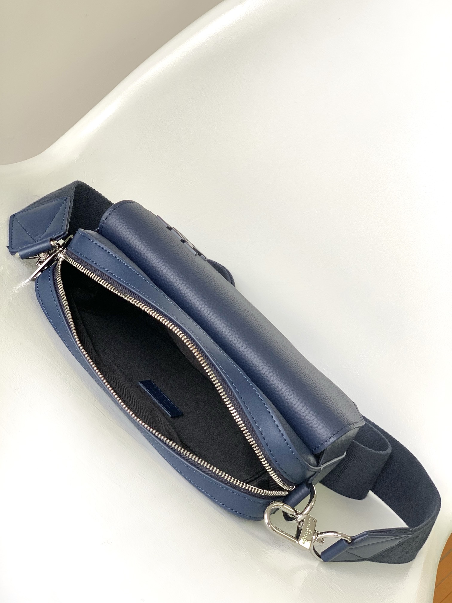 Louis Vuitton Messenger Bag Cow Leather Black M-l-s