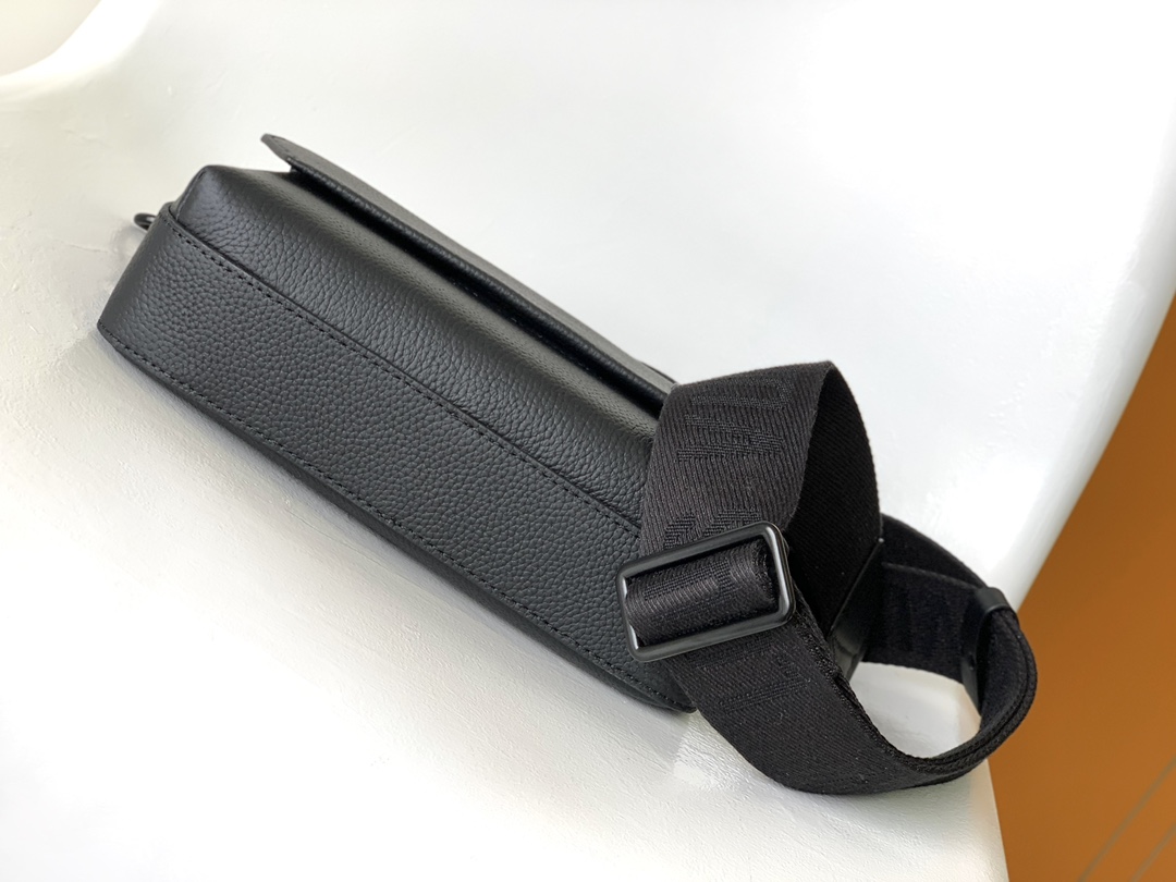 Louis Vuitton Messenger Bag Cow Leather Black M-l-s
