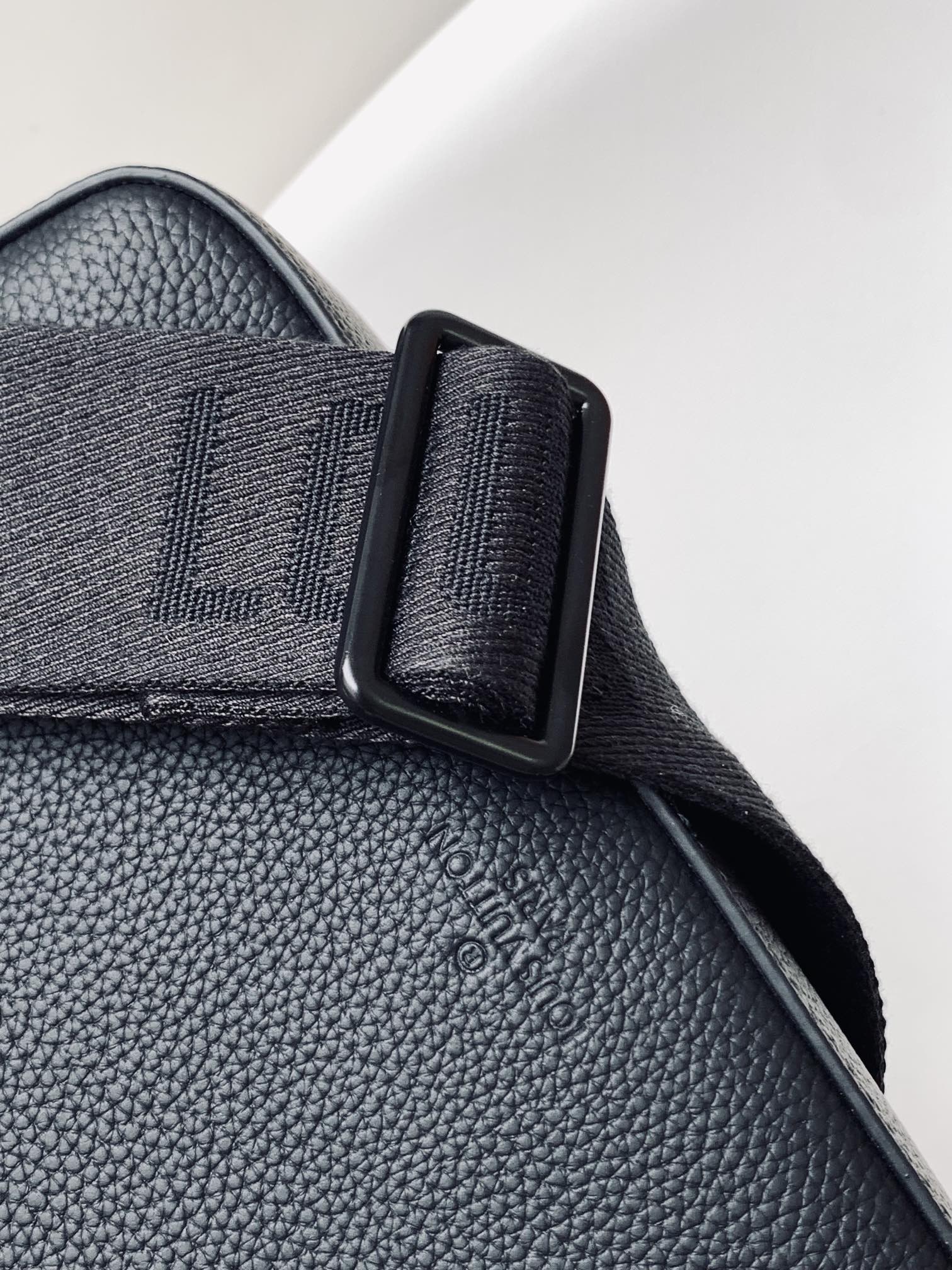 Louis Vuitton Messenger Bag Cow Leather Black M-l-s