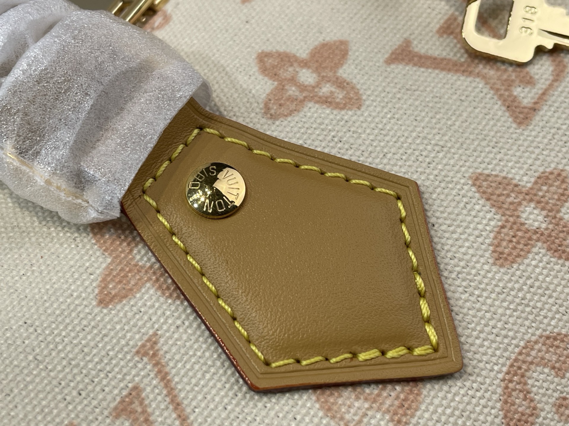 Louis Vuitton Basic Bag Cow Leather White M-l-s