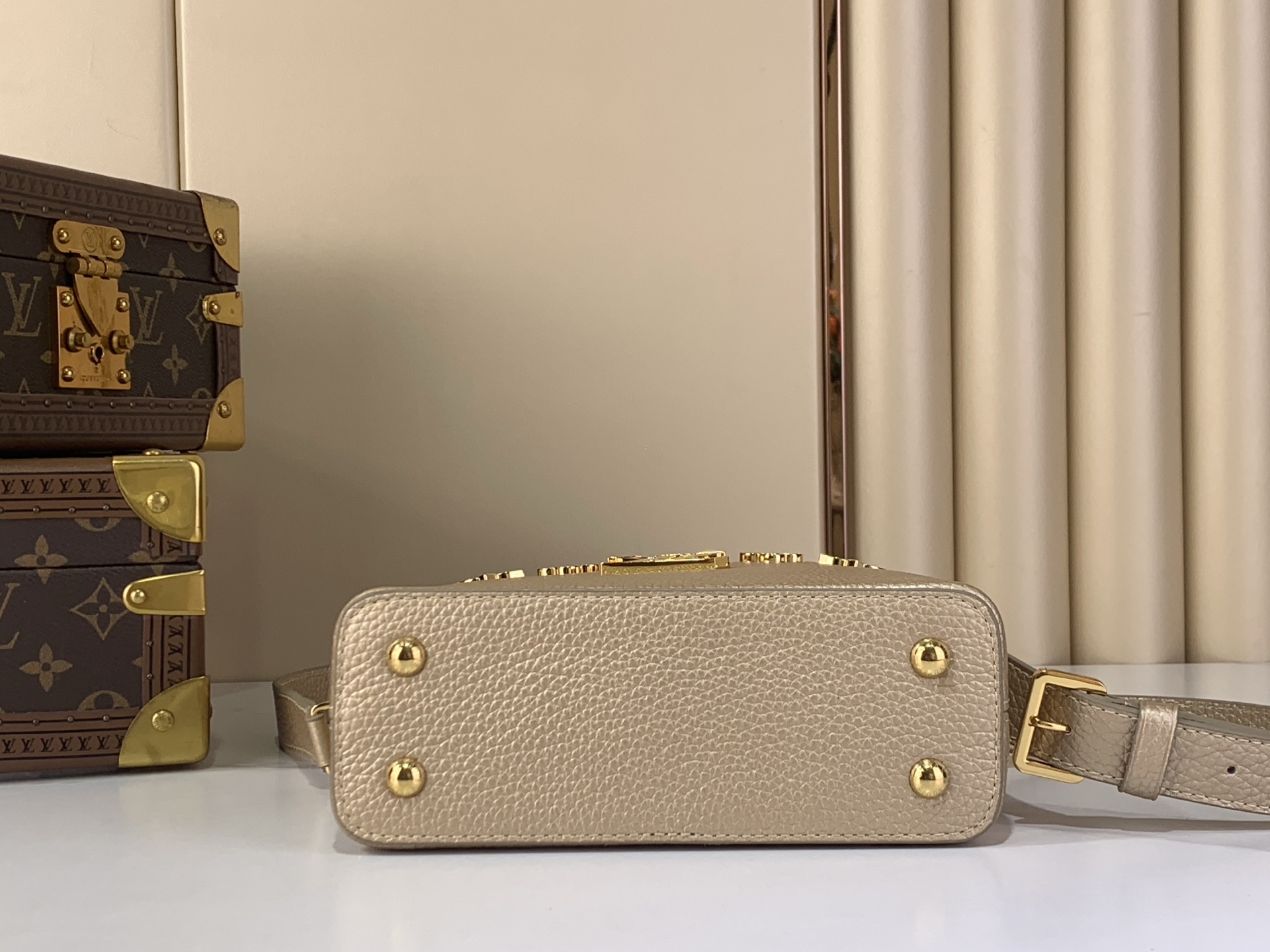 Louis Vuitton Basic Bag Gold M-l-s