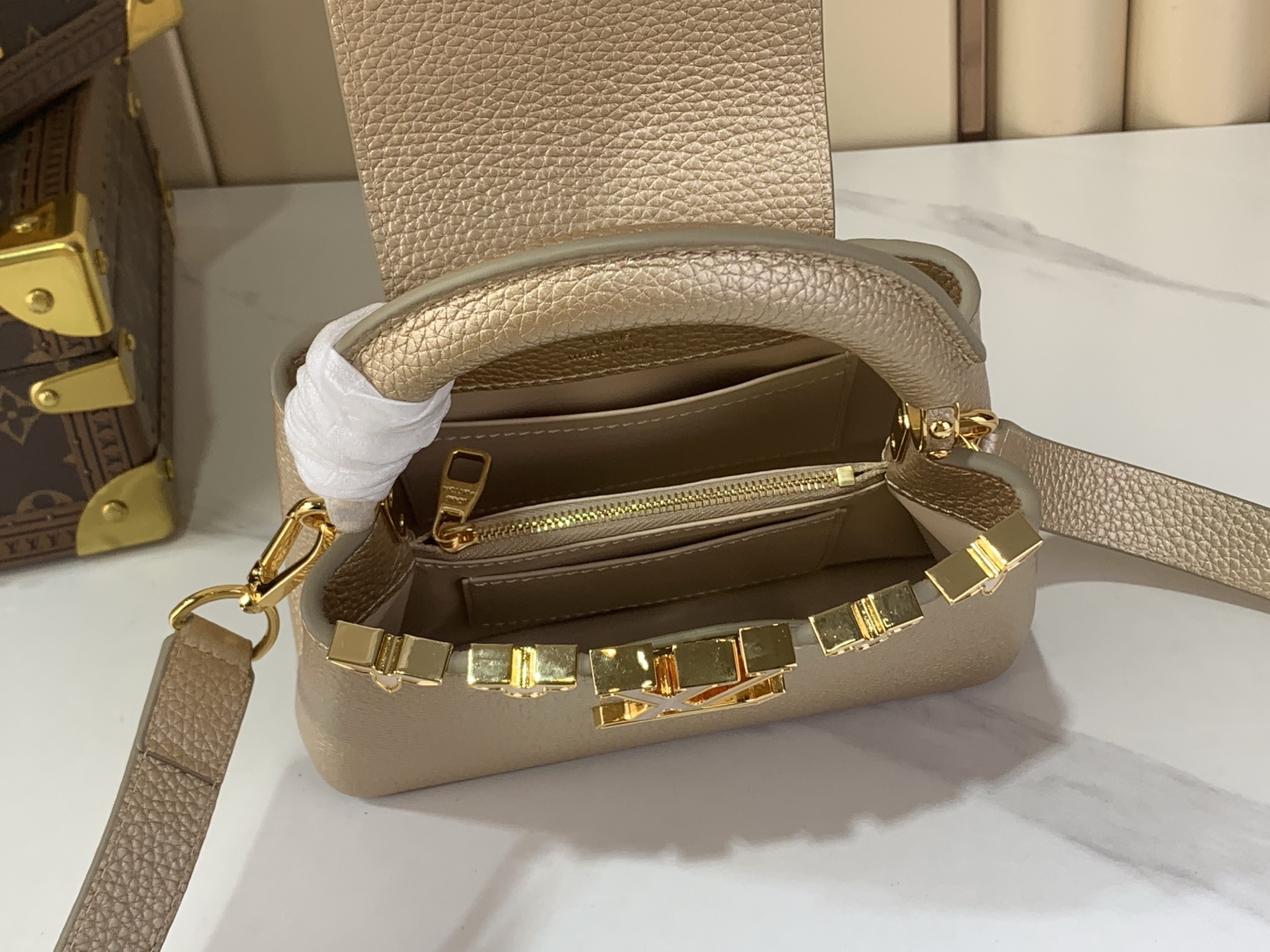Louis Vuitton Basic Bag Gold M-l-s