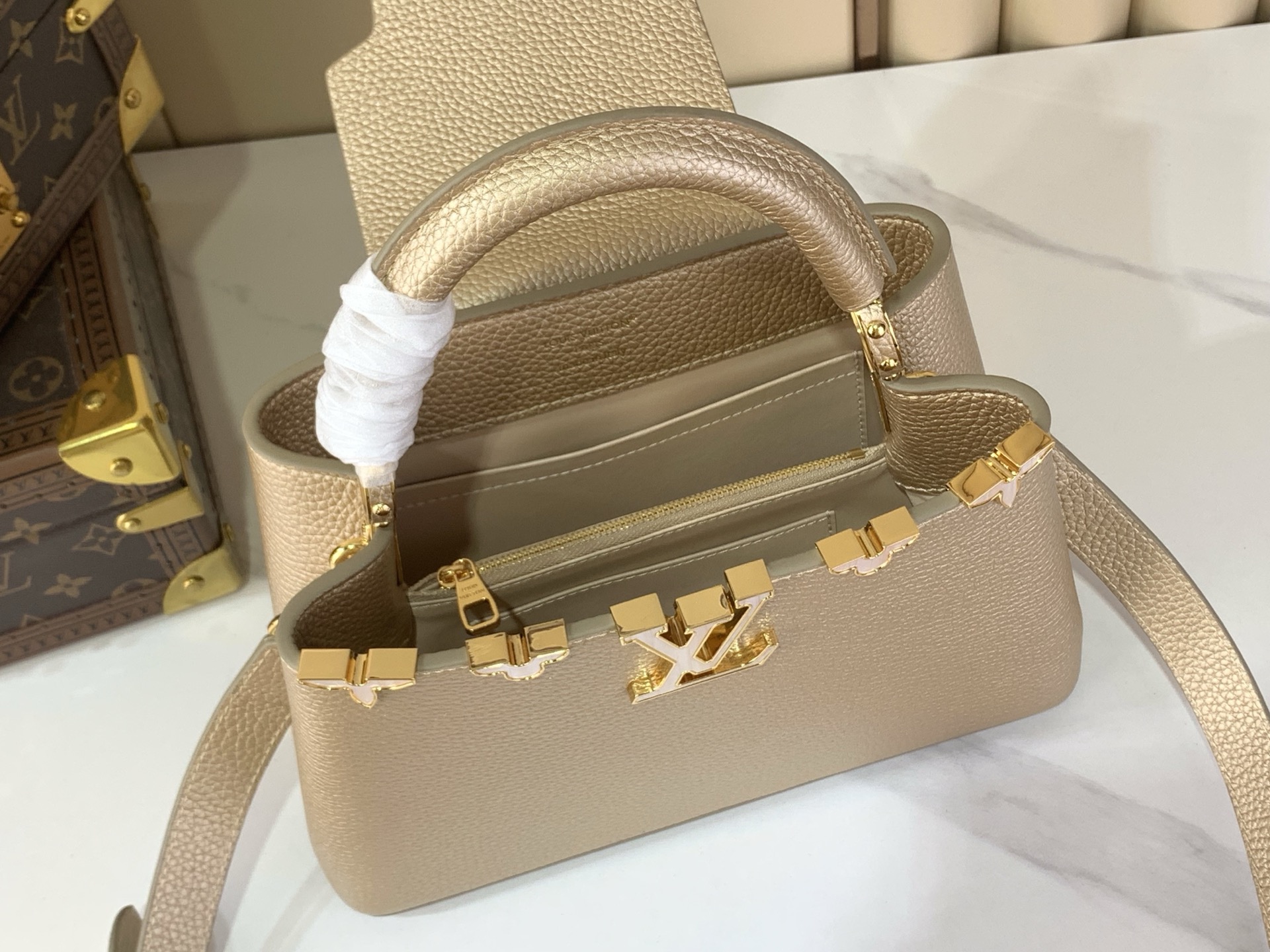 Louis Vuitton Basic Bag Gold M-l-s