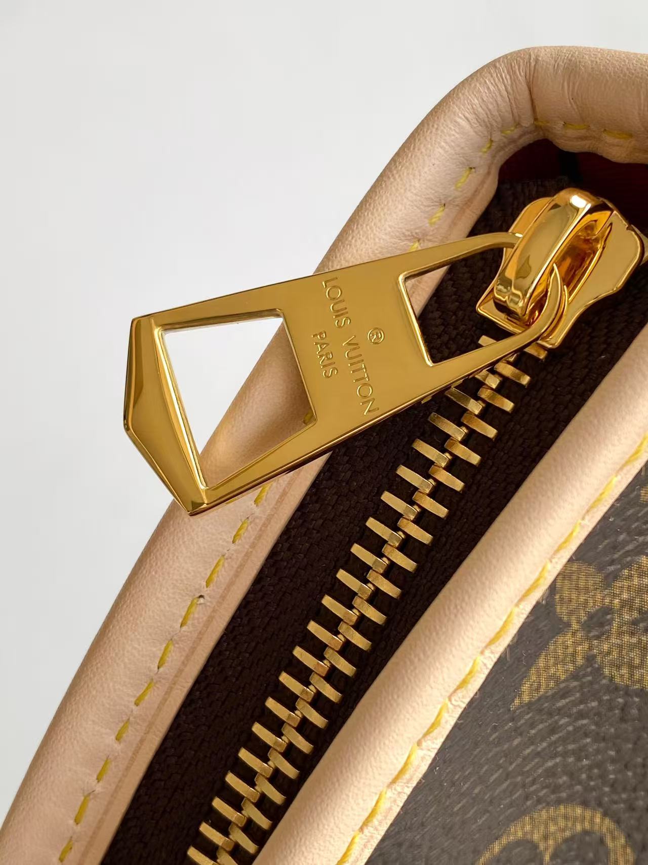 Louis Vuitton Basic Bag Cow Leather White M-l