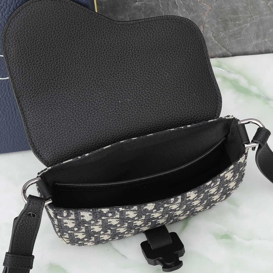 Dior Clutch Bag Cow Leather Black L-s