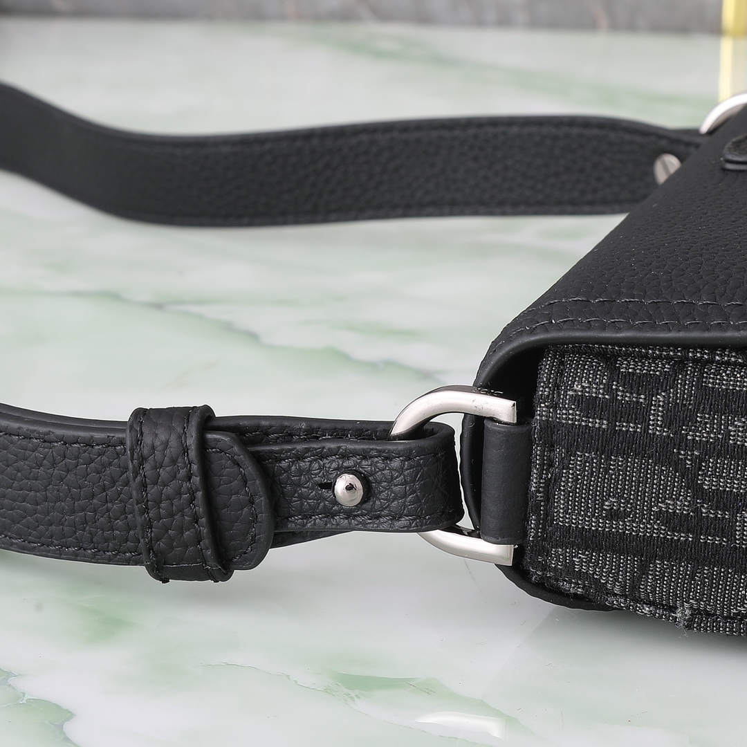 Dior Clutch Bag Cow Leather Black L-s