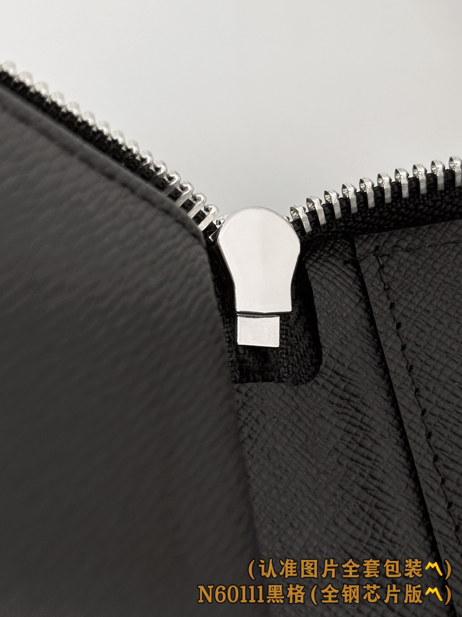 Louis Vuitton Basic Bag Canvas M