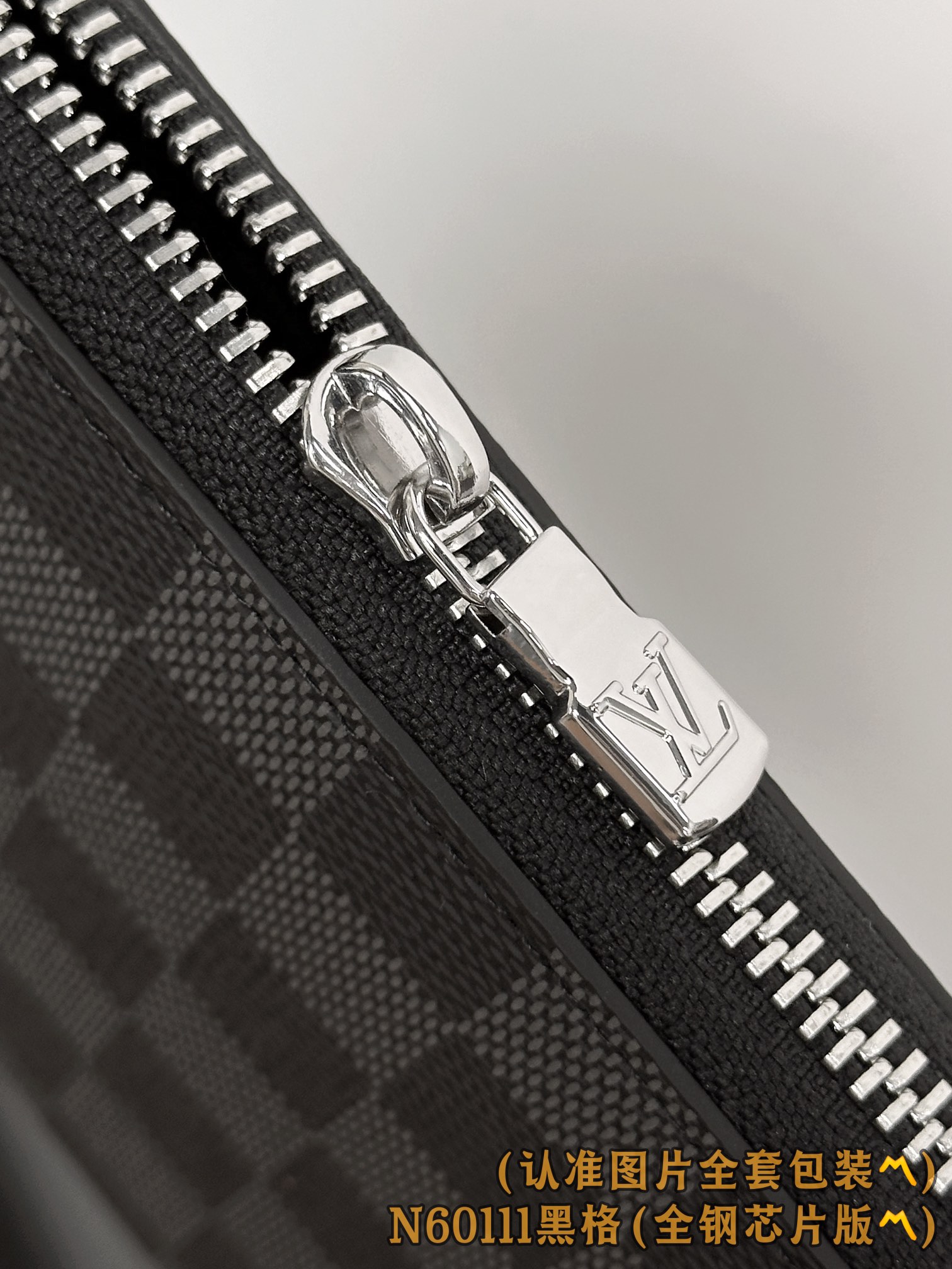 Louis Vuitton Basic Bag Canvas M