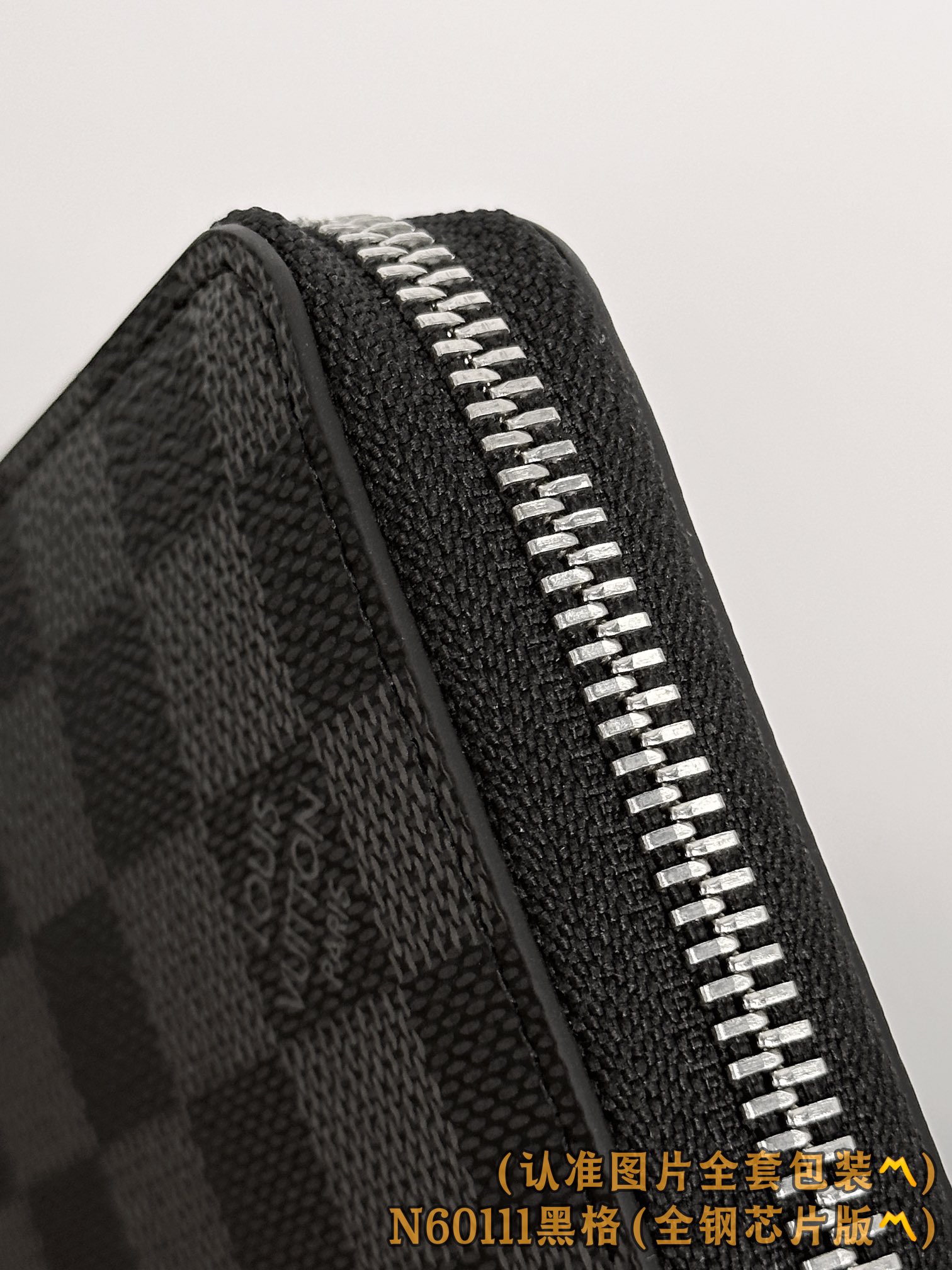 Louis Vuitton Basic Bag Canvas M