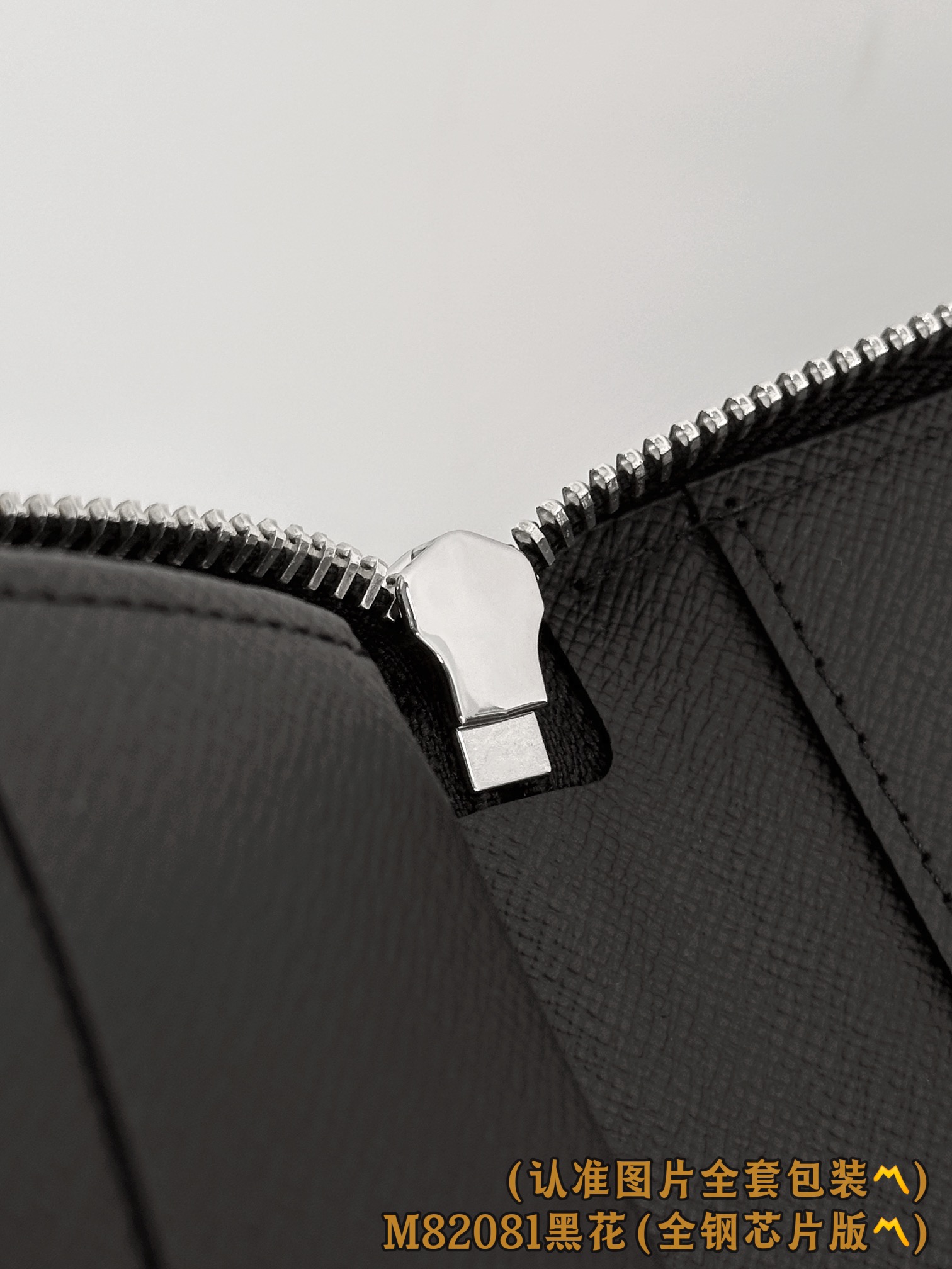 Louis Vuitton Basic Bag Canvas M