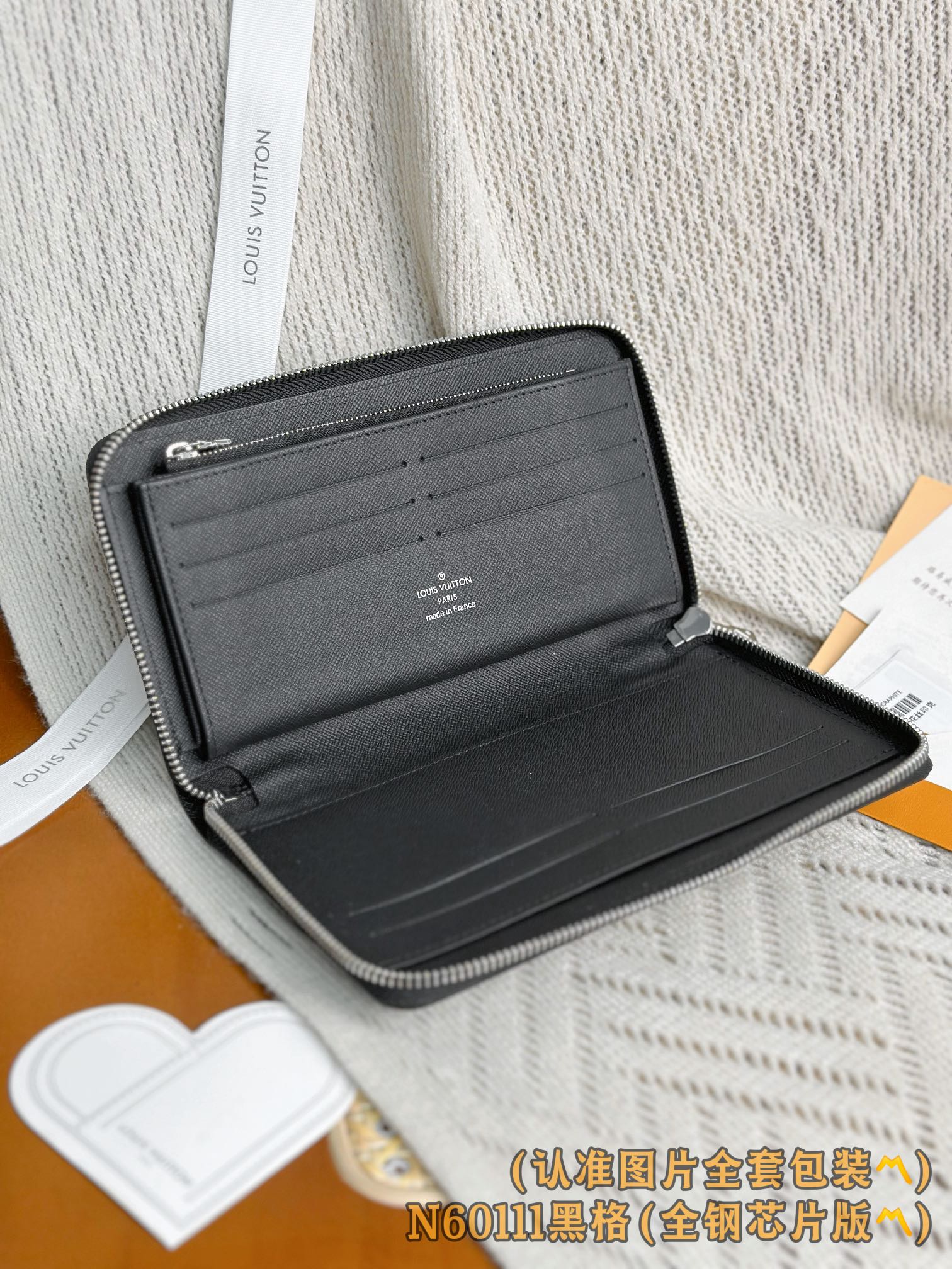 Louis Vuitton Basic Bag Canvas M