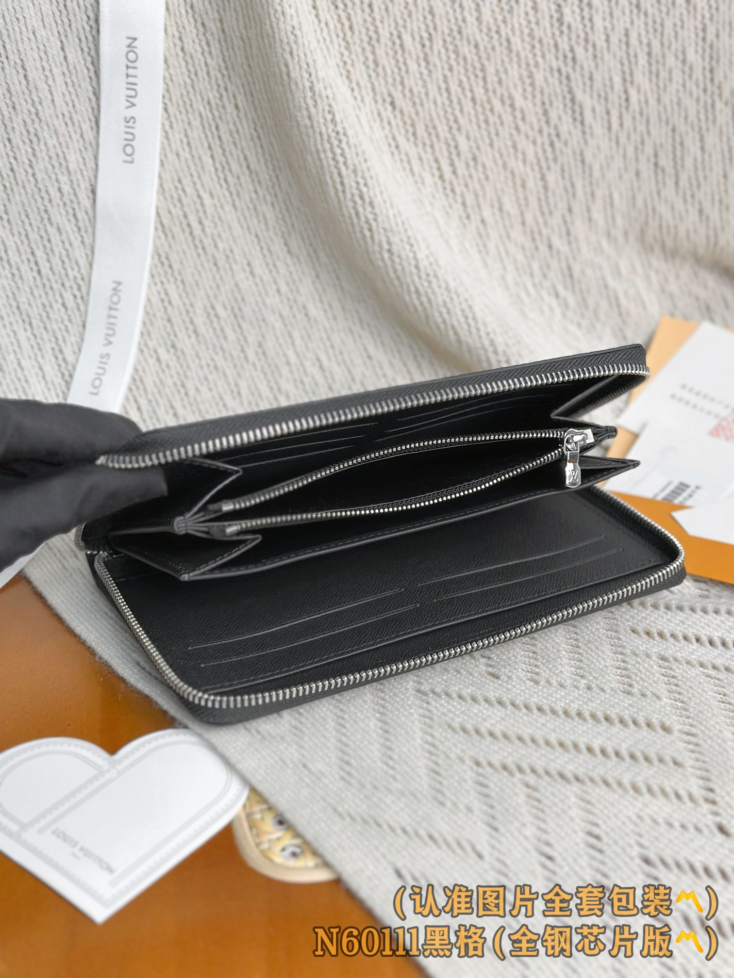 Louis Vuitton Basic Bag Canvas M