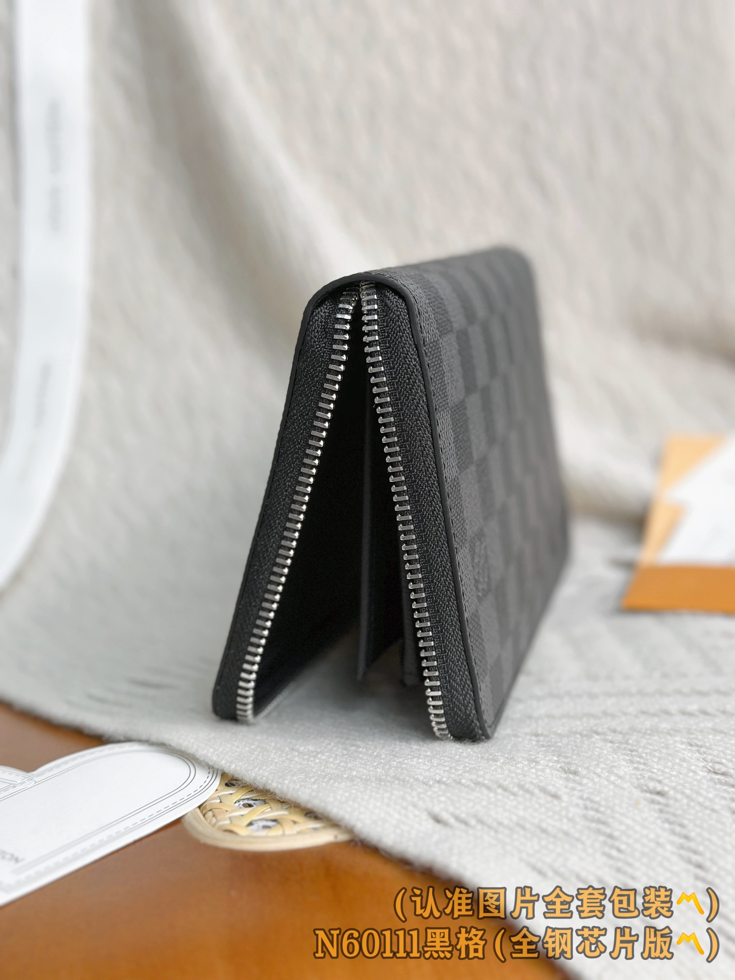 Louis Vuitton Basic Bag Canvas M