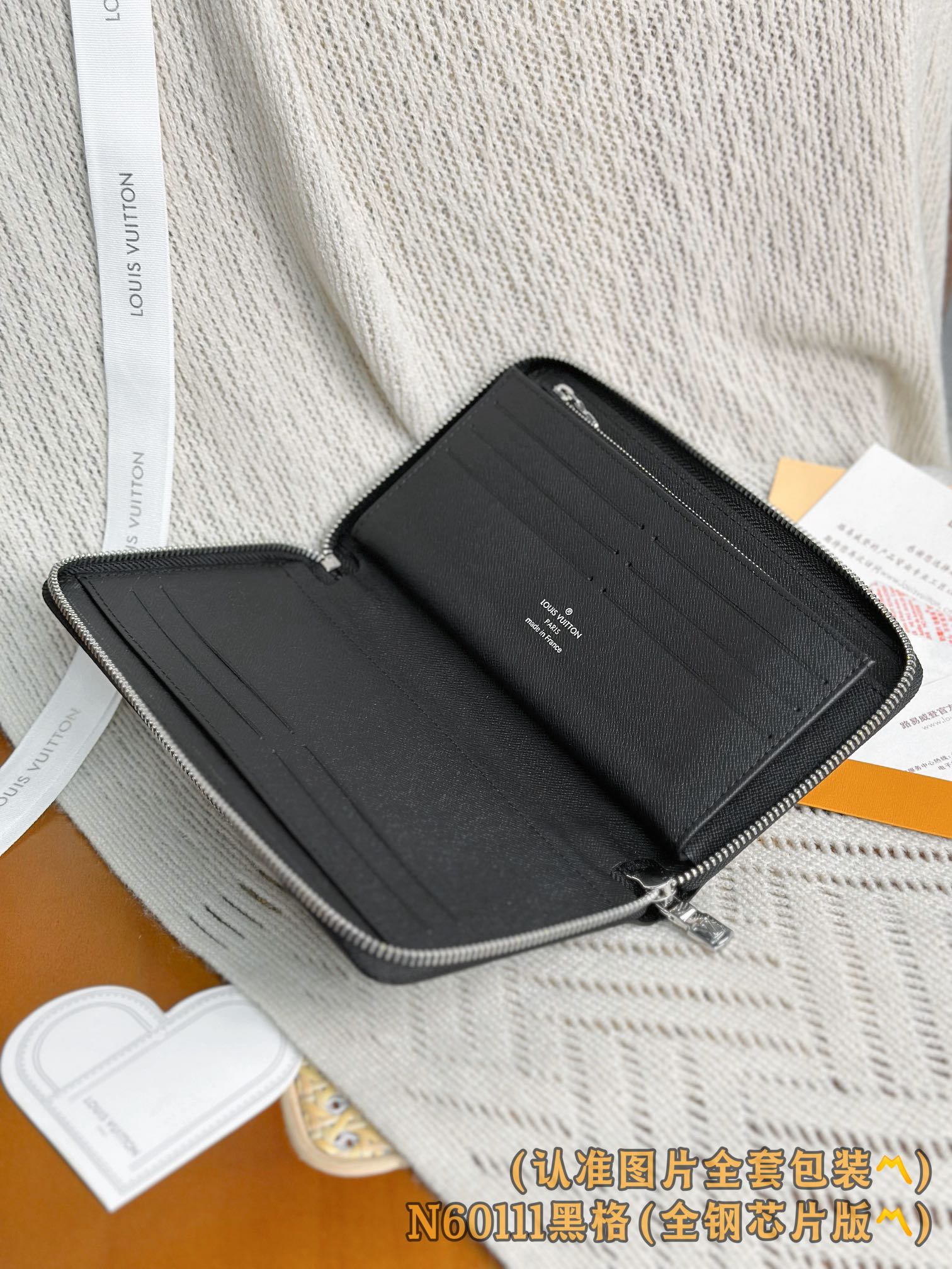 Louis Vuitton Basic Bag Canvas M