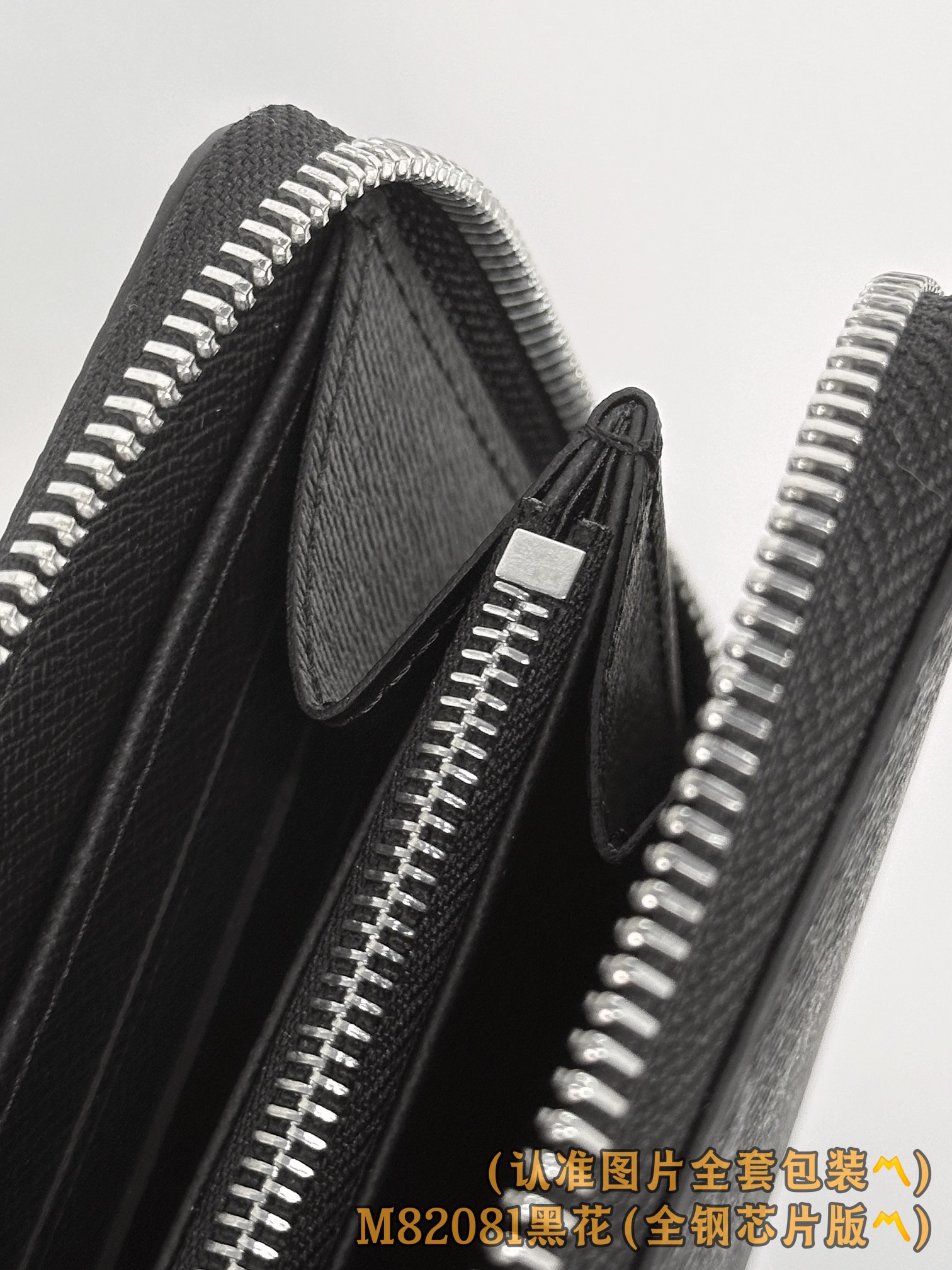 Louis Vuitton Basic Bag Canvas M