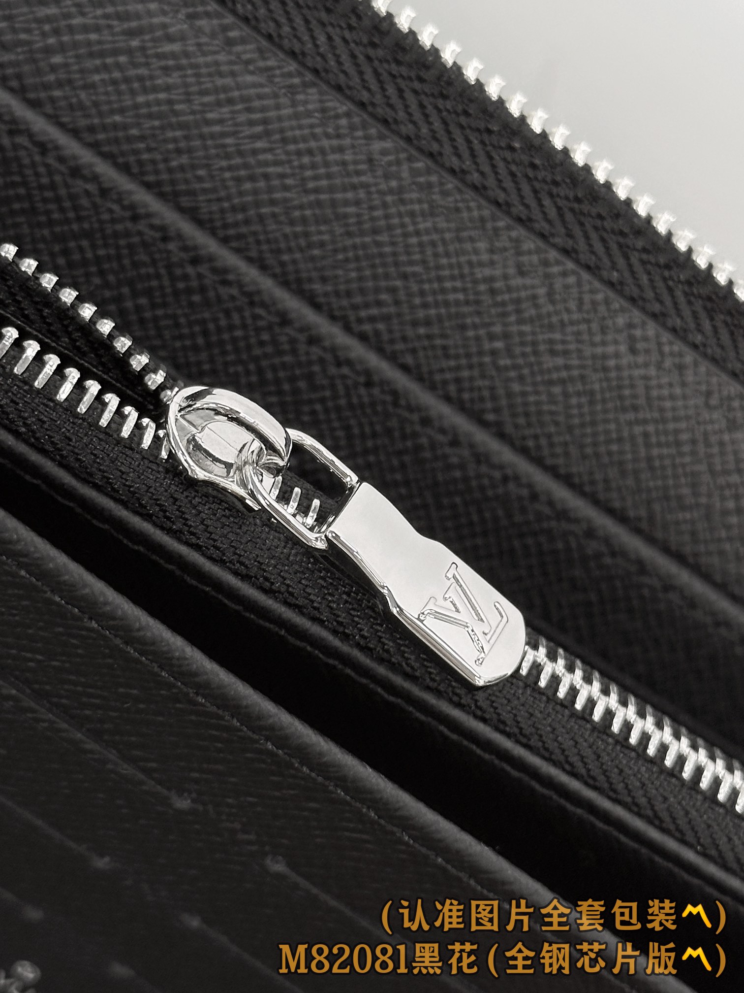 Louis Vuitton Basic Bag Canvas M