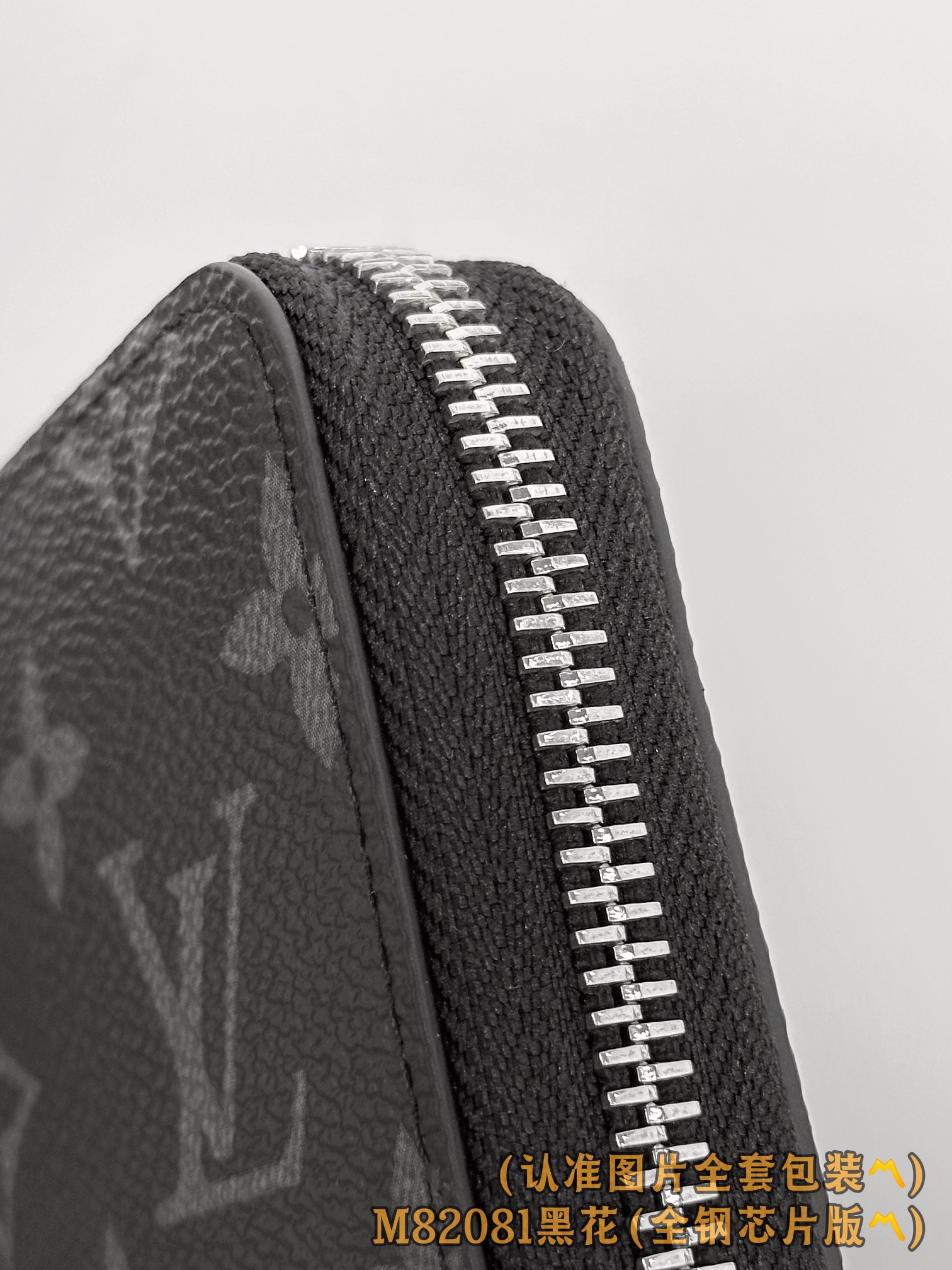 Louis Vuitton Basic Bag Canvas M