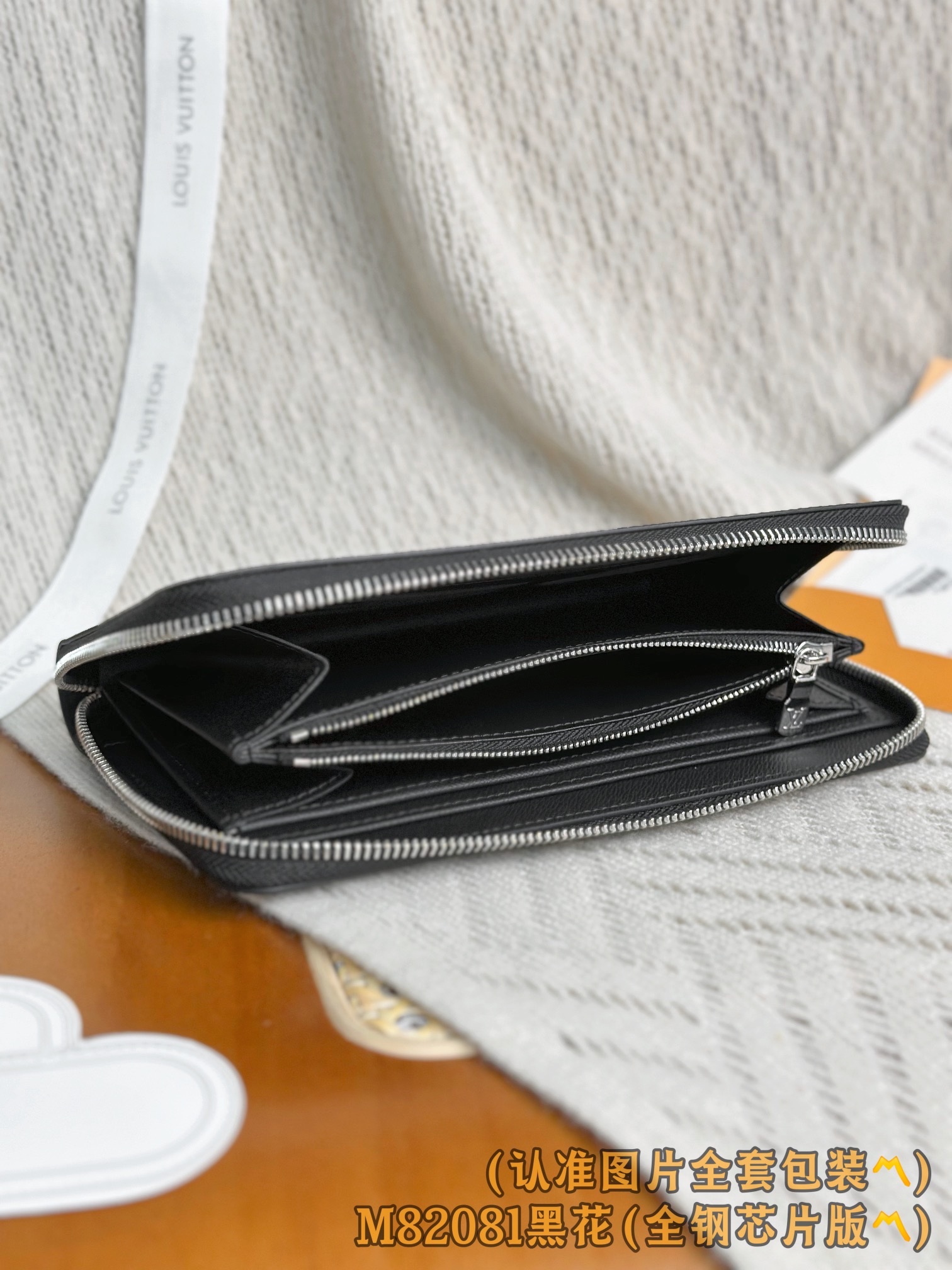 Louis Vuitton Basic Bag Canvas M