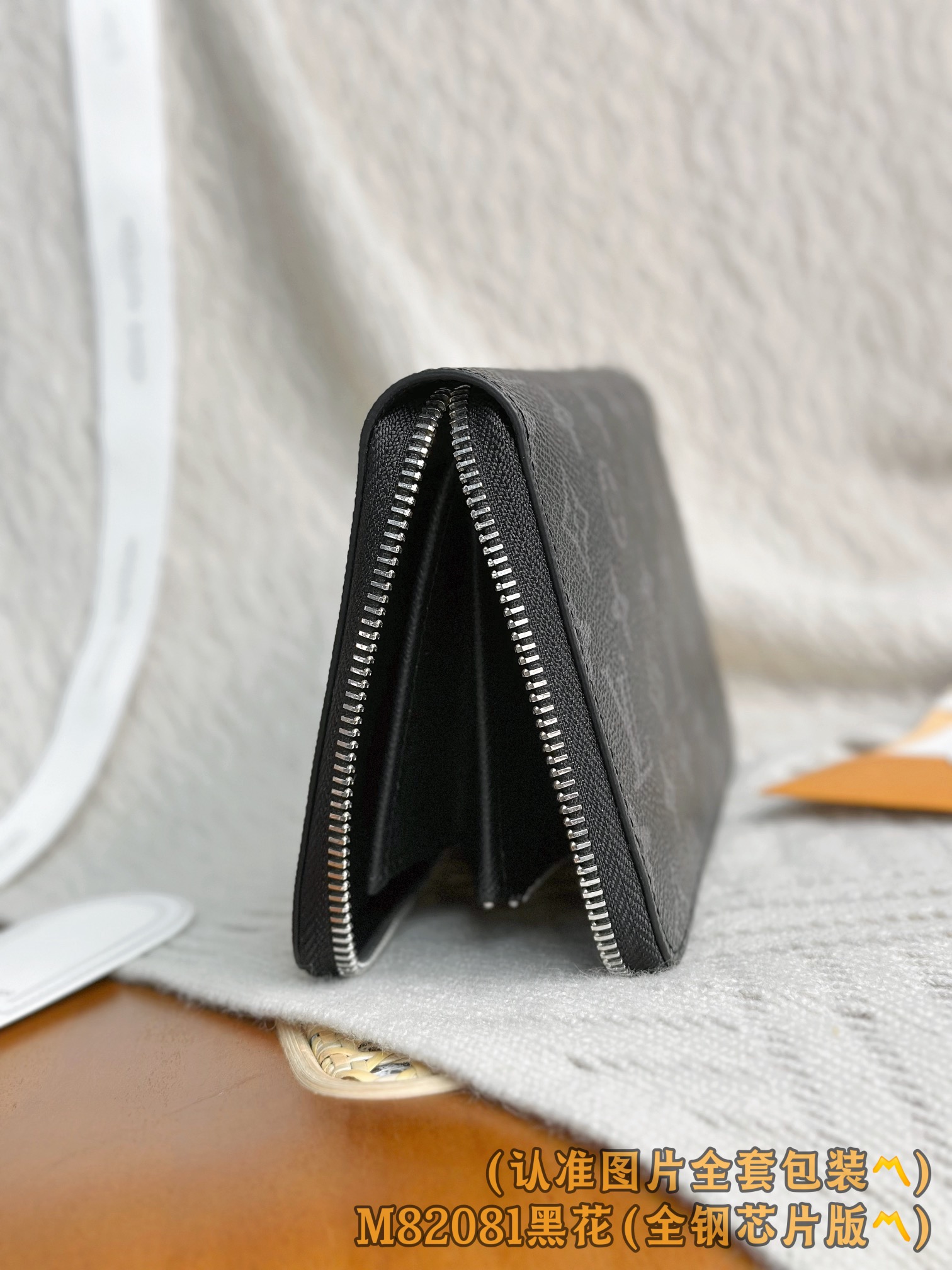 Louis Vuitton Basic Bag Canvas M