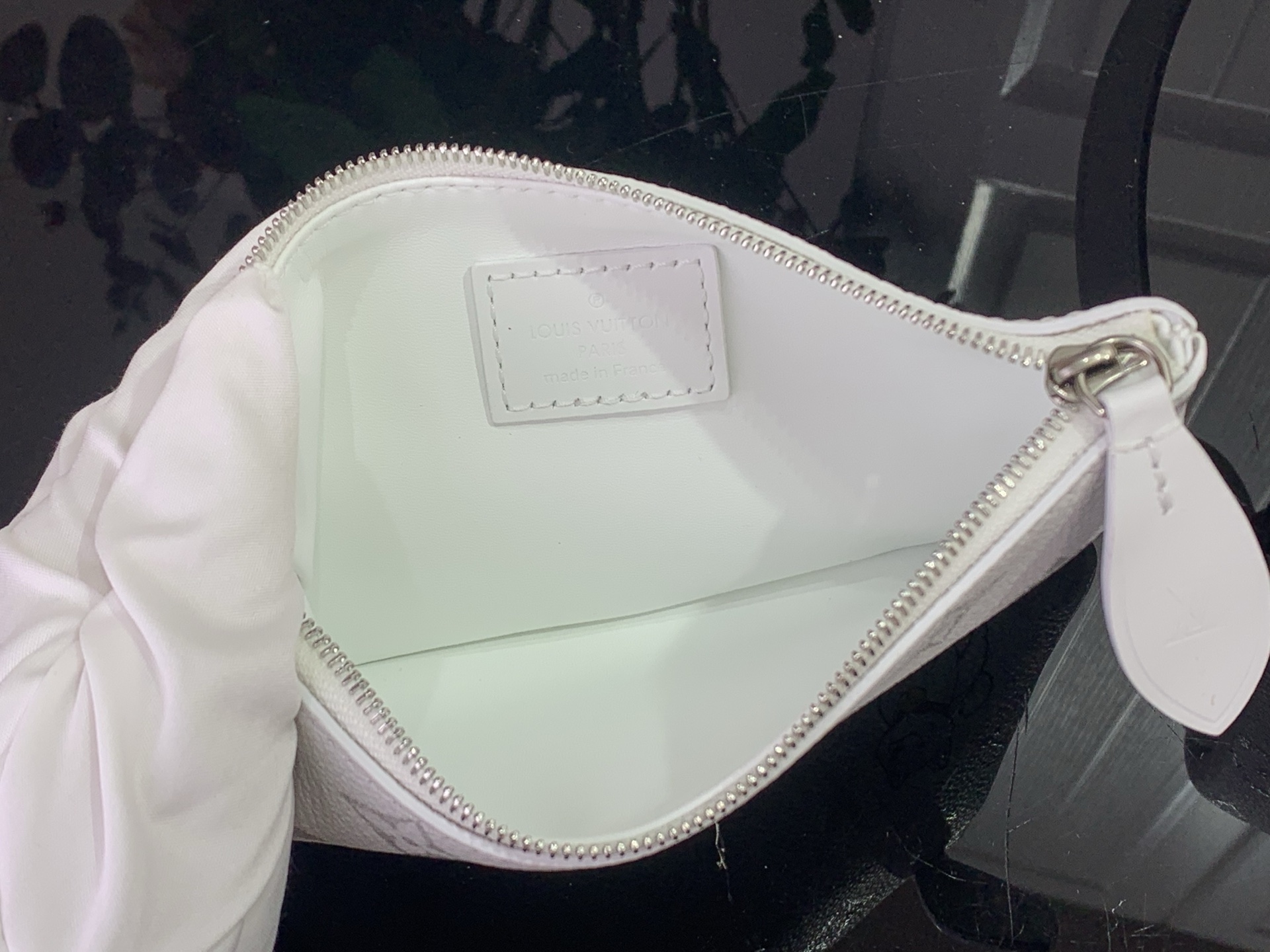 Louis Vuitton Basic Bag Cow Leather White M-s