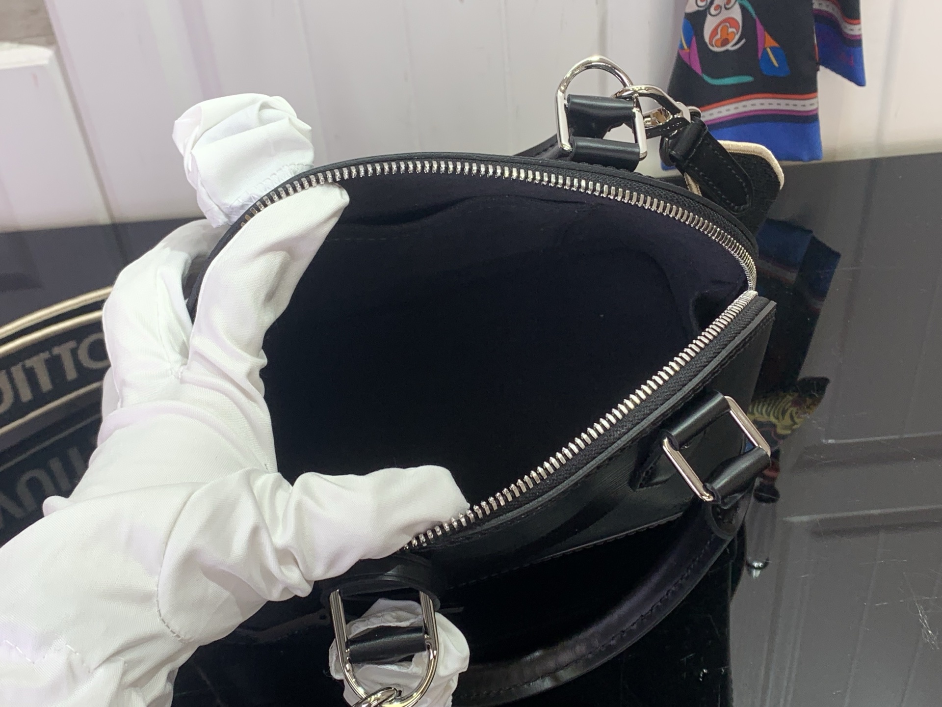 Louis Vuitton Tote Bag Black M-l-s