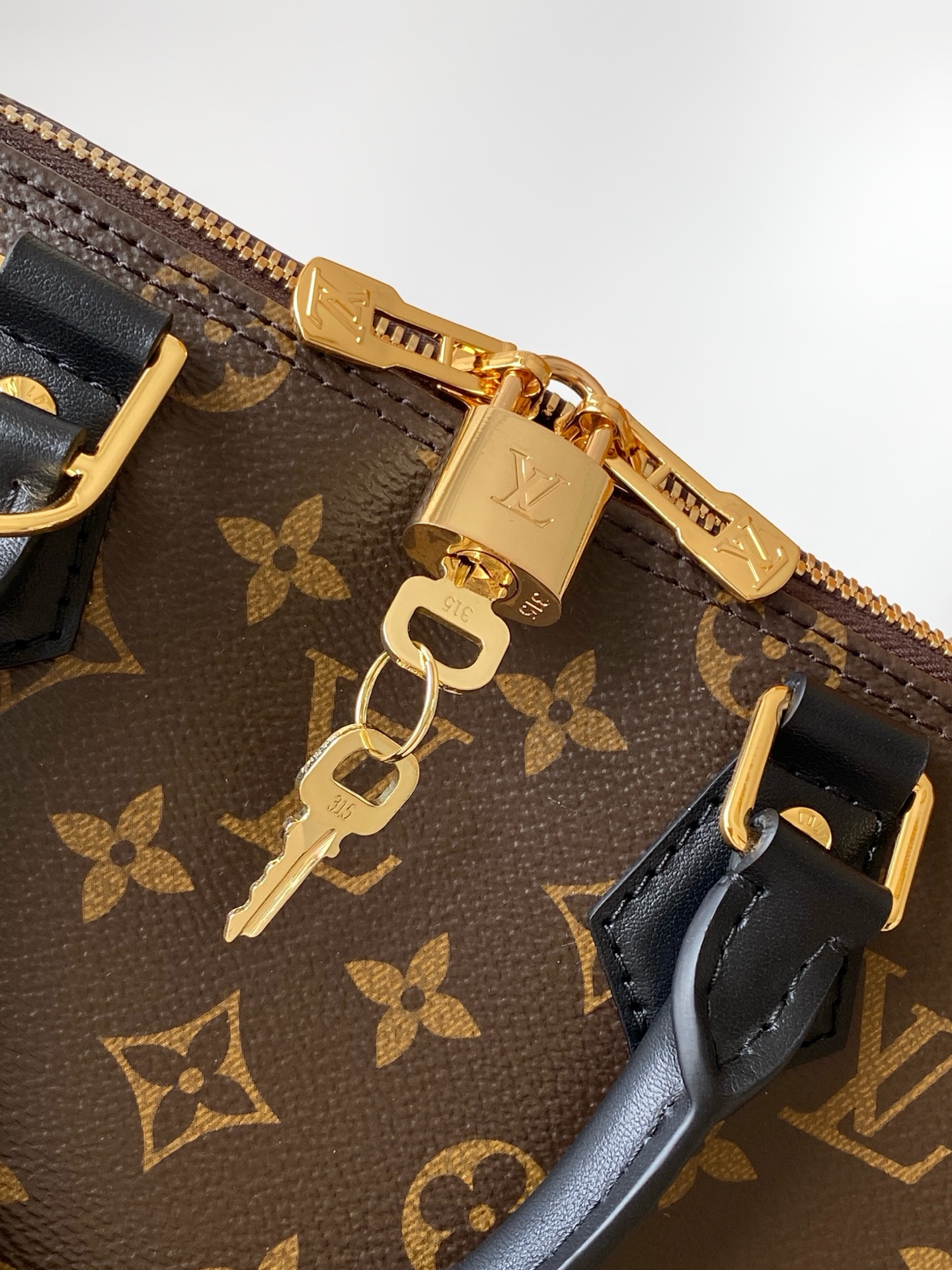 Louis Vuitton Male Basic Bag Cow Leather M-l