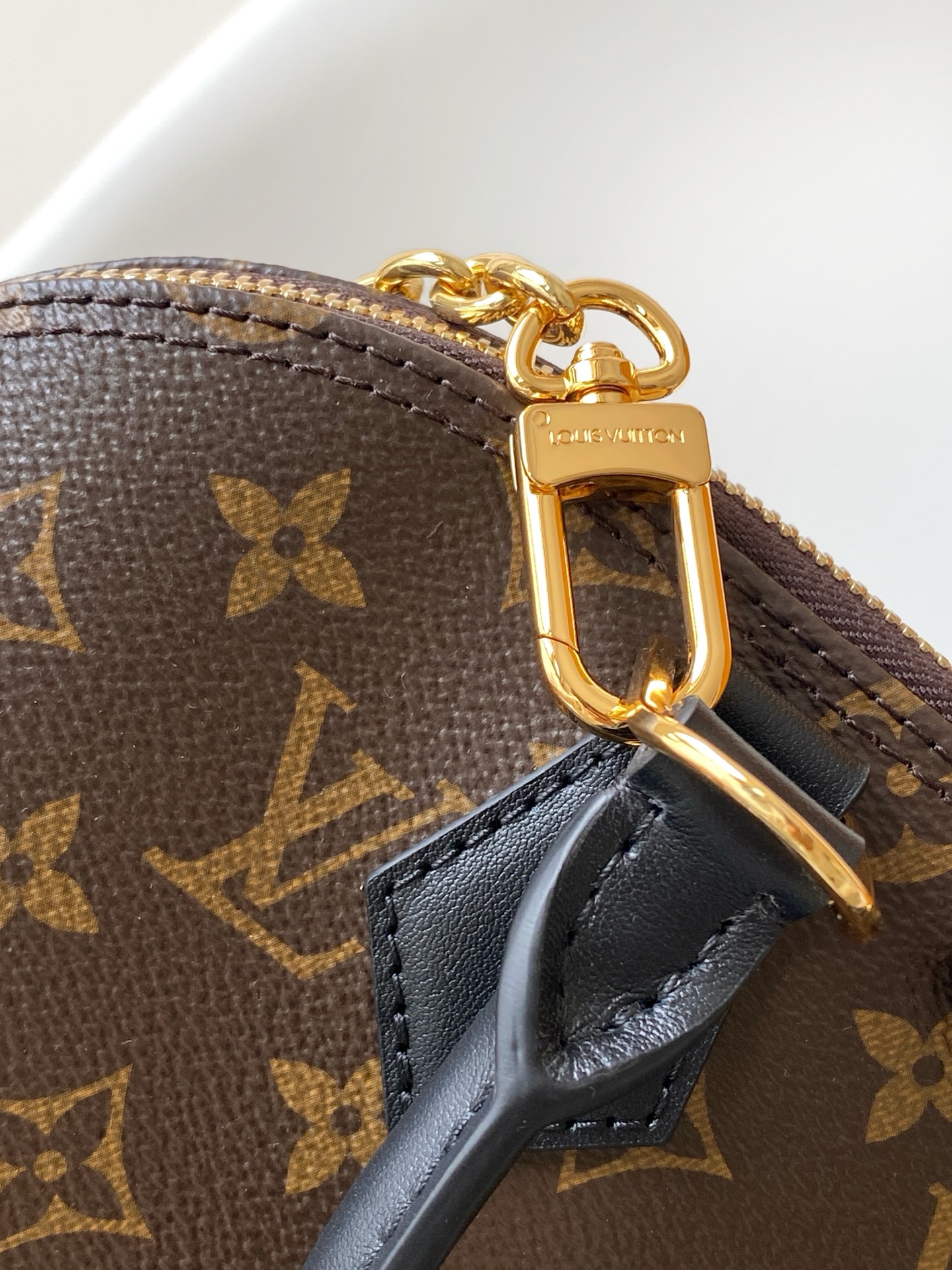 Louis Vuitton Male Basic Bag Cow Leather M-l