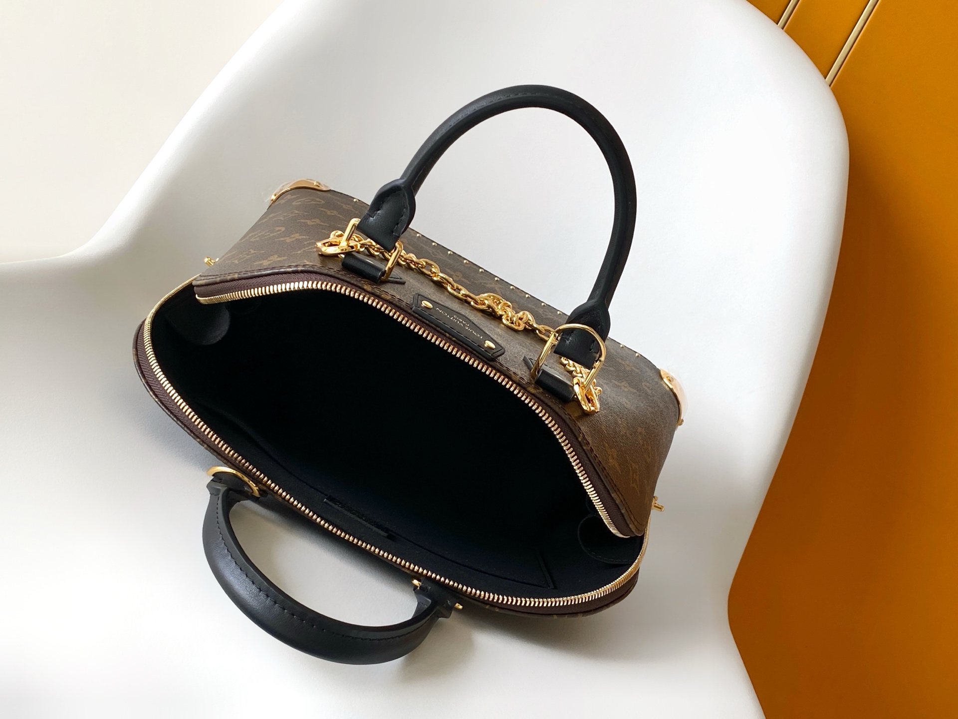 Louis Vuitton Male Basic Bag Cow Leather M-l