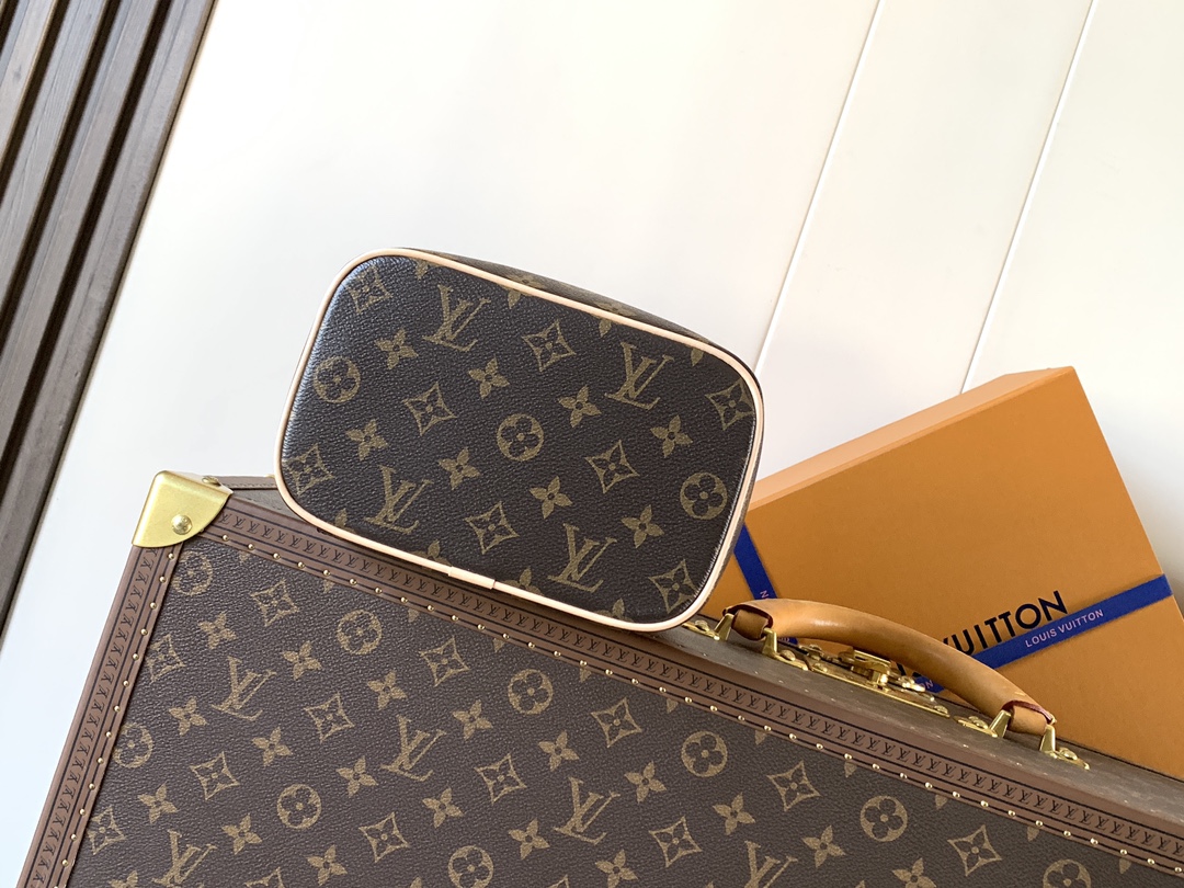 Louis Vuitton Basic Bag Cow Leather Blue M-l