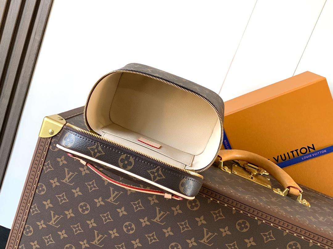 Louis Vuitton Basic Bag Cow Leather Blue M-l