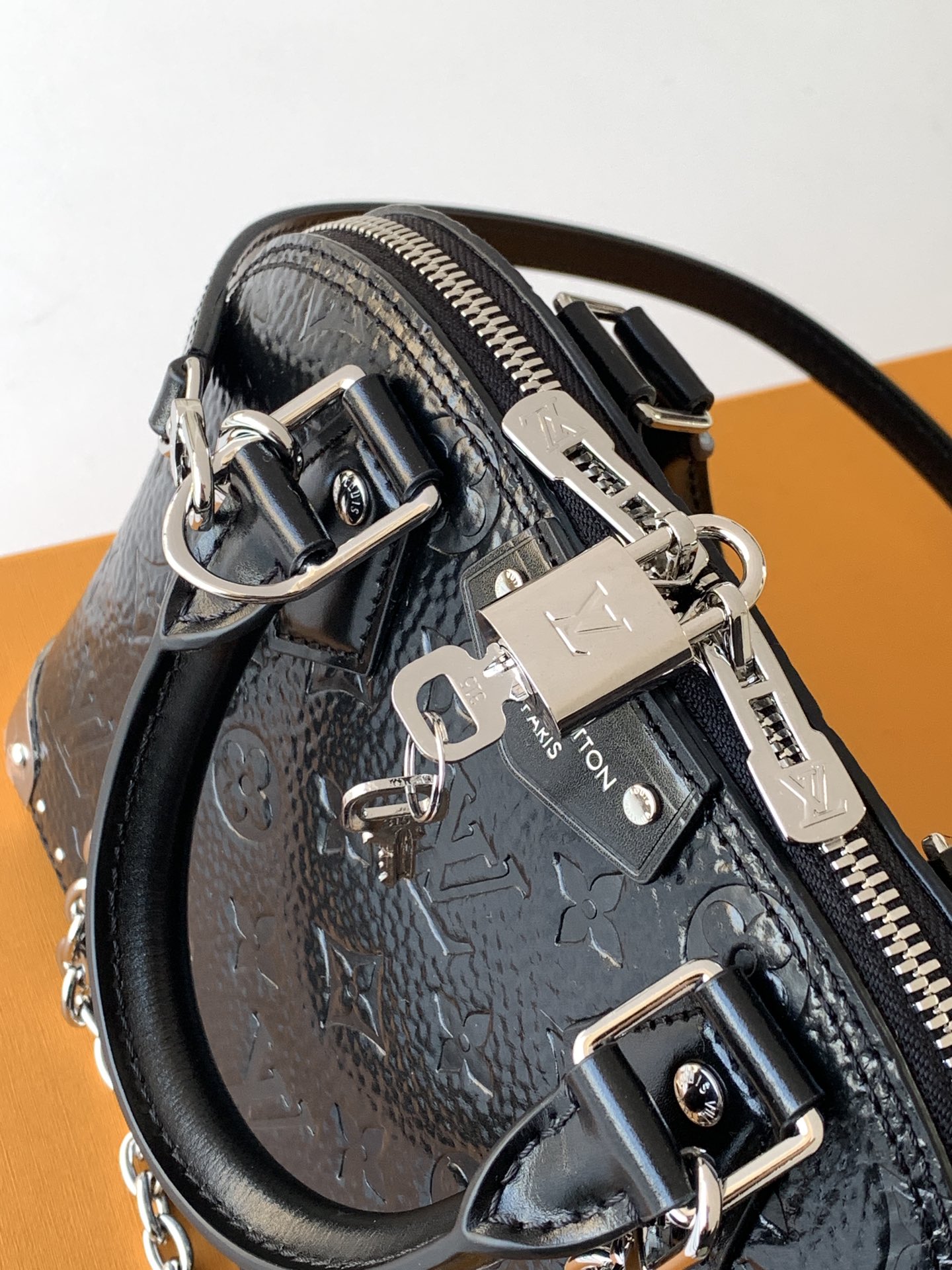 Louis Vuitton Basic Bag Cow Leather M-l-s